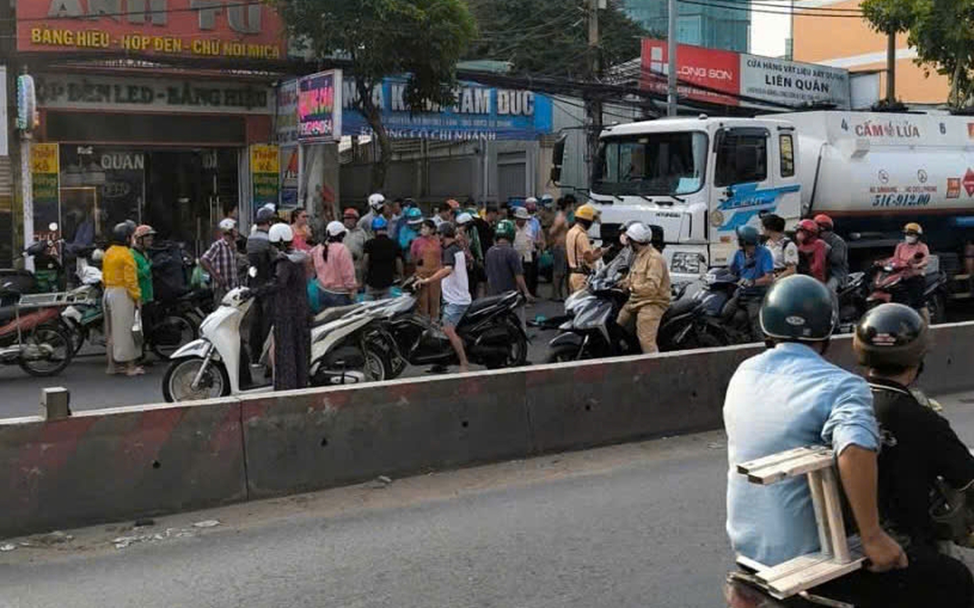 Va chạm với xe bồn chở xăng, nam t&agrave;i xế xe &ocirc;m c&ocirc;ng nghệ tử vong