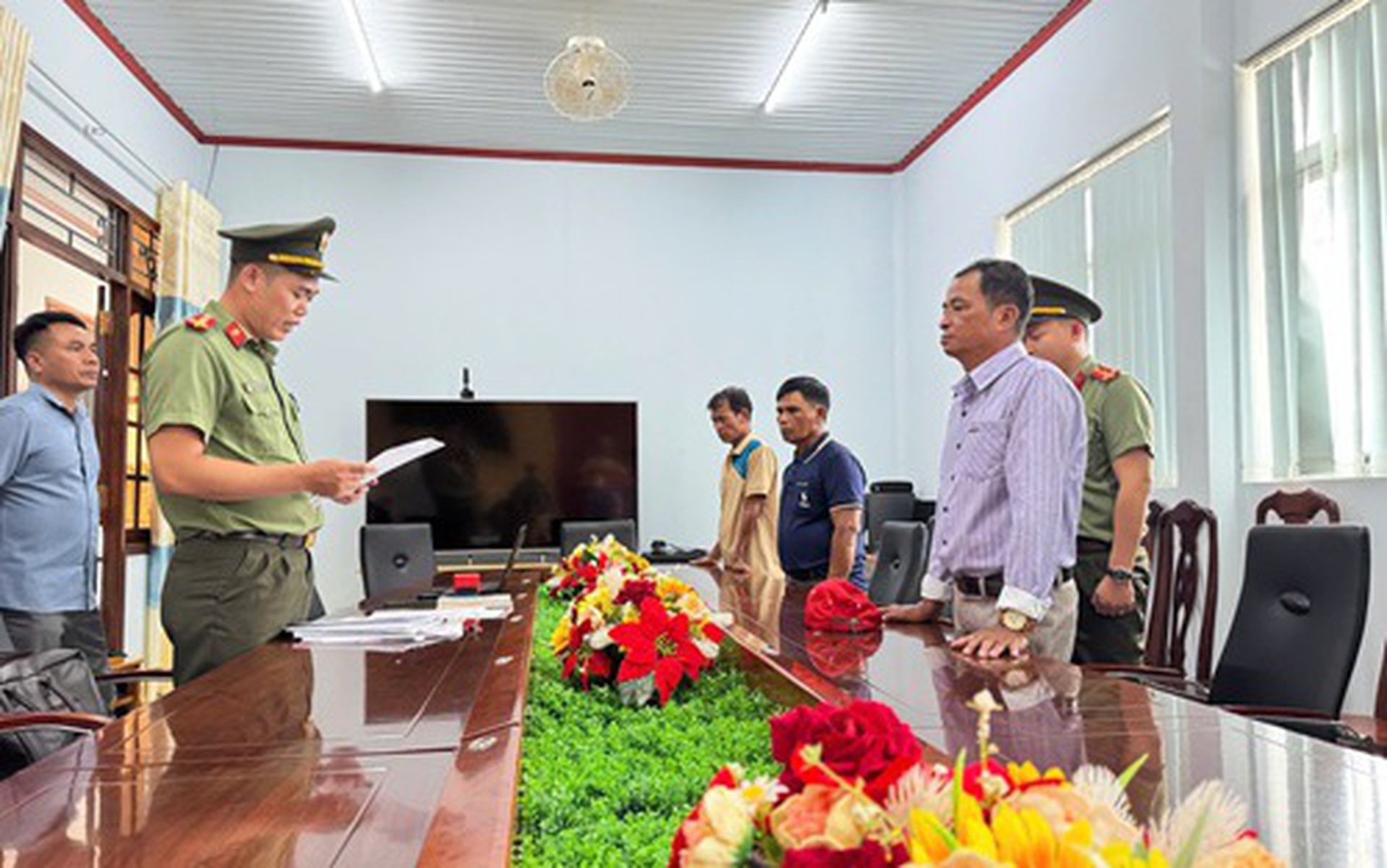 Khởi tố, truy n&atilde; 2 bị can trong vụ ph&aacute; hoại ch&iacute;nh s&aacute;ch đo&agrave;n kết tại Gia Lai - Ảnh 2.