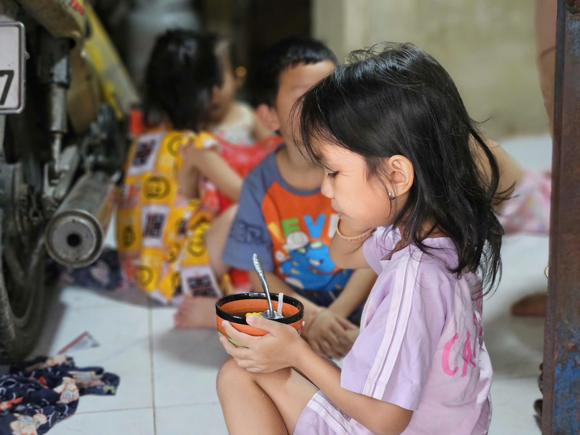 X&oacute;t xa ho&agrave;n cảnh của 3 em nhỏ mồ c&ocirc;i, vừa đi học vừa b&aacute;n v&eacute; số mưu sinh  - Ảnh 2.