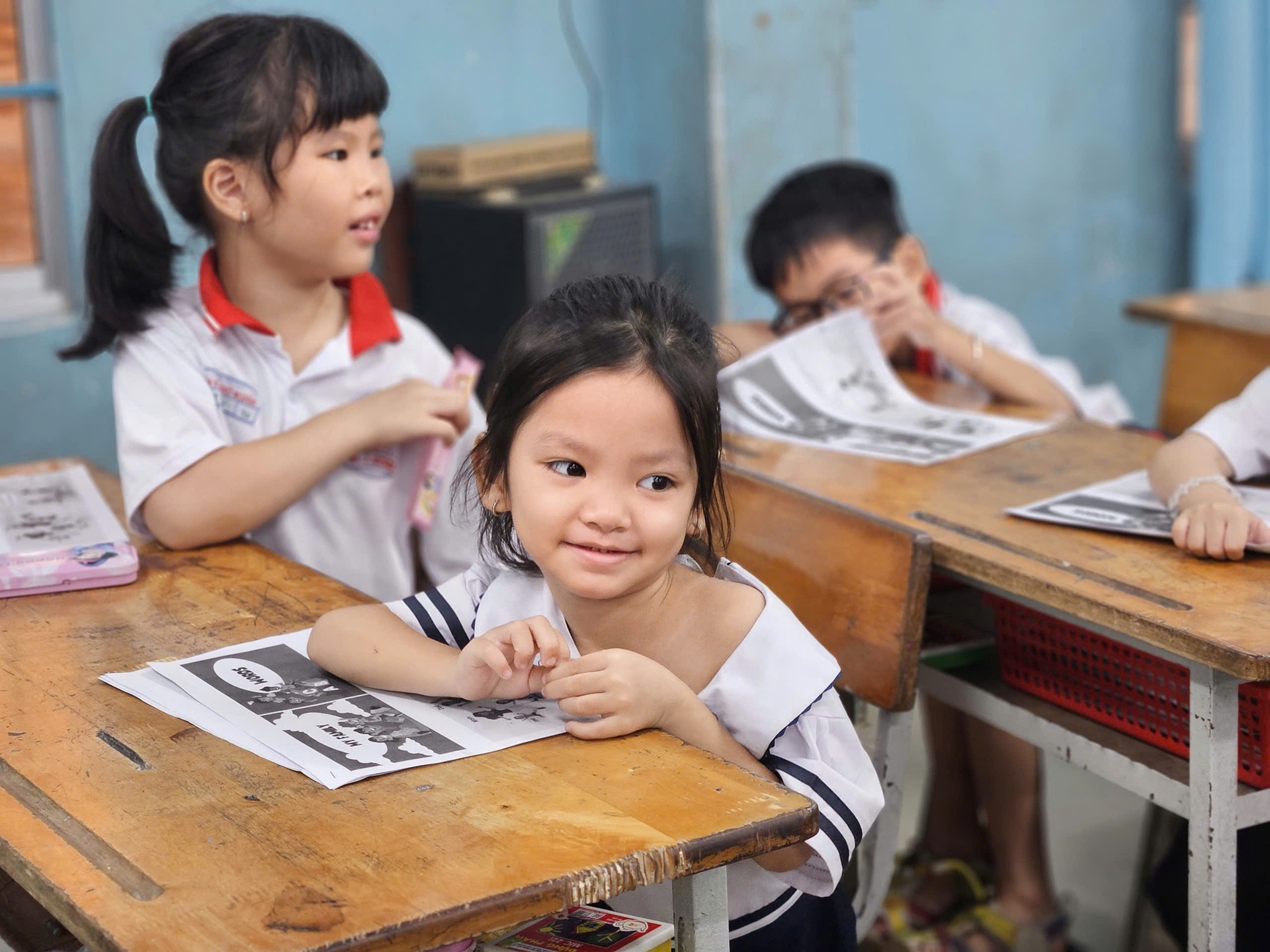 X&oacute;t xa ho&agrave;n cảnh của 3 em nhỏ mồ c&ocirc;i, vừa đi học vừa b&aacute;n v&eacute; số mưu sinh  - Ảnh 8.