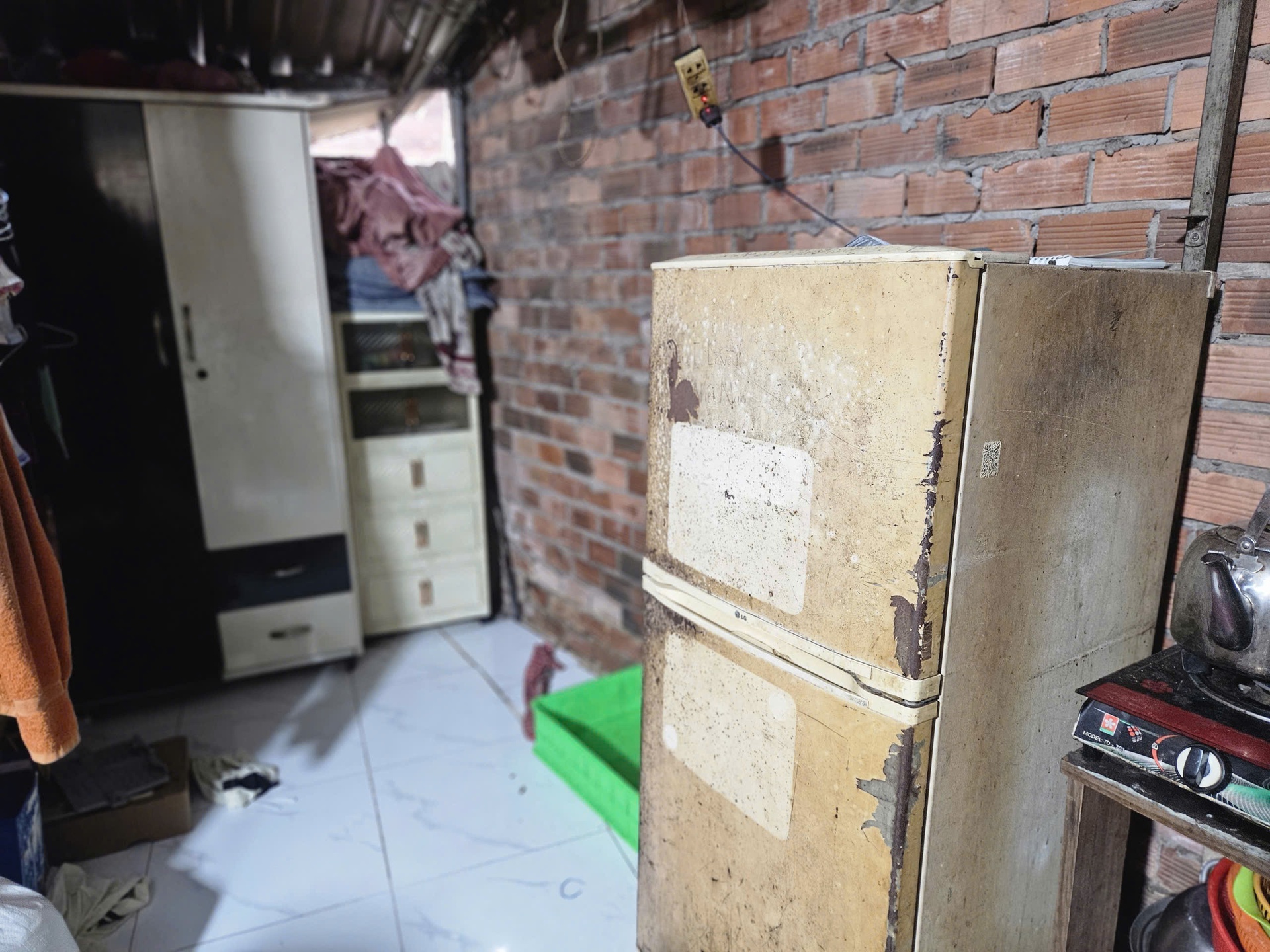 X&oacute;t xa ho&agrave;n cảnh của 3 em nhỏ mồ c&ocirc;i, vừa đi học vừa b&aacute;n v&eacute; số mưu sinh  - Ảnh 4.