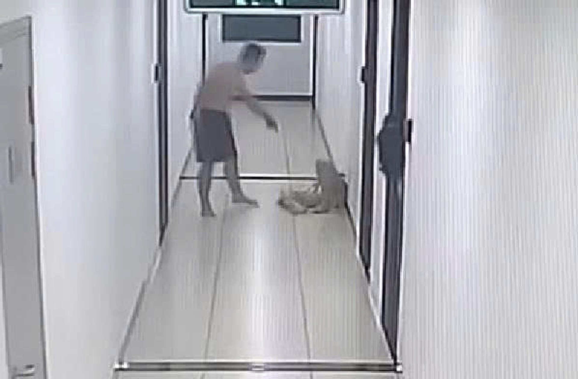 C&ocirc;ng an điều tra vụ chồng h&agrave;nh hung vợ d&atilde; man tại H&agrave; Nội - Ảnh 1.