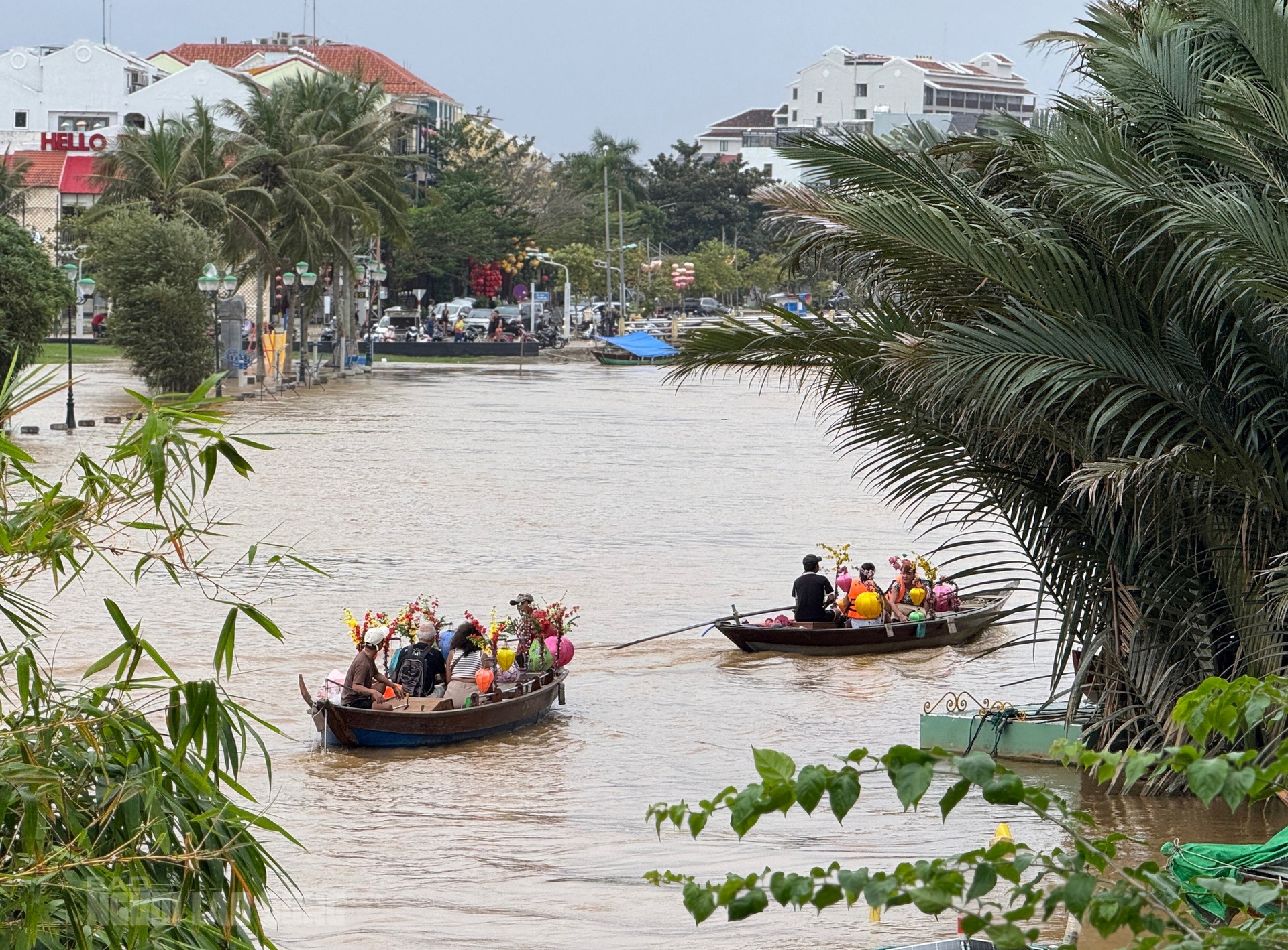 H&igrave;nh ảnh phố cổ Hội An ngập lụt , người d&acirc;n khẩn trương dọn dẹp t&agrave;i sản - Ảnh 5.