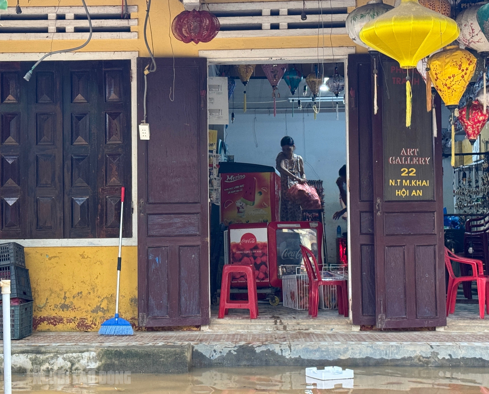 H&igrave;nh ảnh phố cổ Hội An ngập lụt , người d&acirc;n khẩn trương dọn dẹp t&agrave;i sản - Ảnh 8.