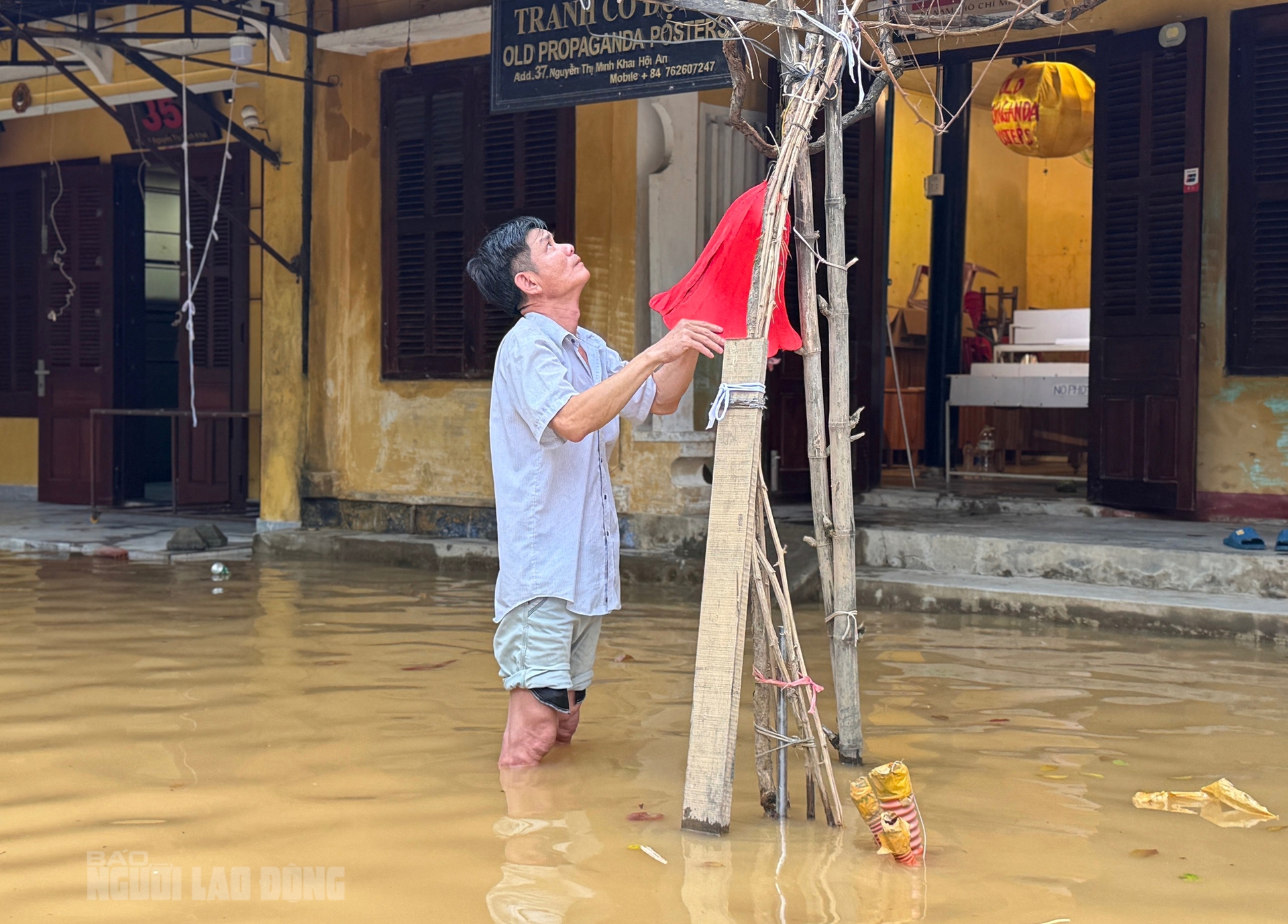 H&igrave;nh ảnh phố cổ Hội An ngập lụt , người d&acirc;n khẩn trương dọn dẹp t&agrave;i sản - Ảnh 15.