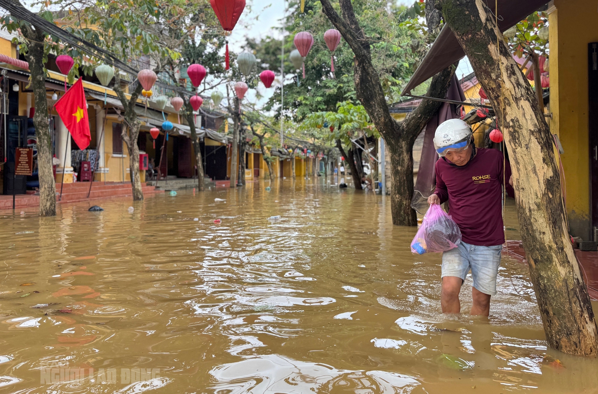H&igrave;nh ảnh phố cổ Hội An ngập lụt , người d&acirc;n khẩn trương dọn dẹp t&agrave;i sản - Ảnh 17.