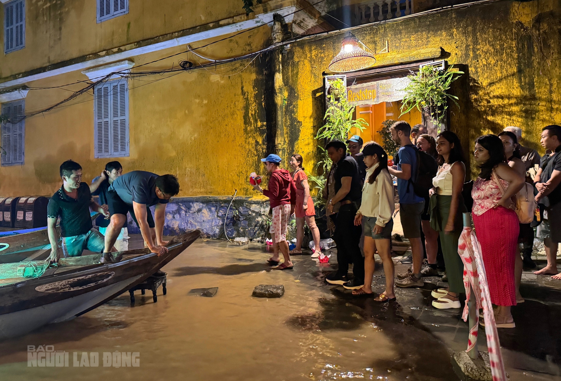 Kh&aacute;ch T&acirc;y h&agrave;o hứng trải nghiệm tour ngắm nước lụt ở phố cổ Hội An - Ảnh 1.