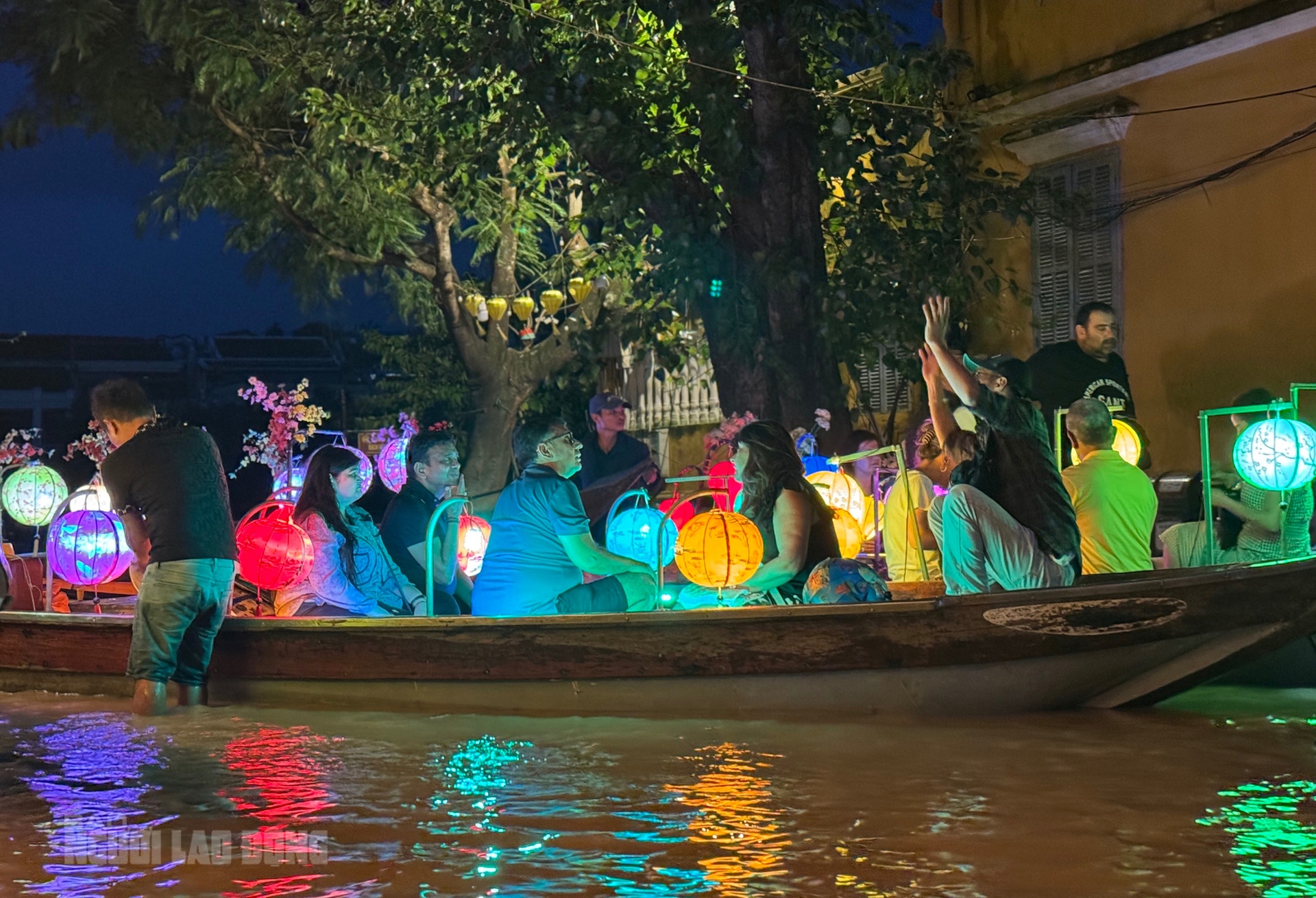 Kh&aacute;ch T&acirc;y h&agrave;o hứng trải nghiệm tour ngắm nước lụt ở phố cổ Hội An - Ảnh 2.