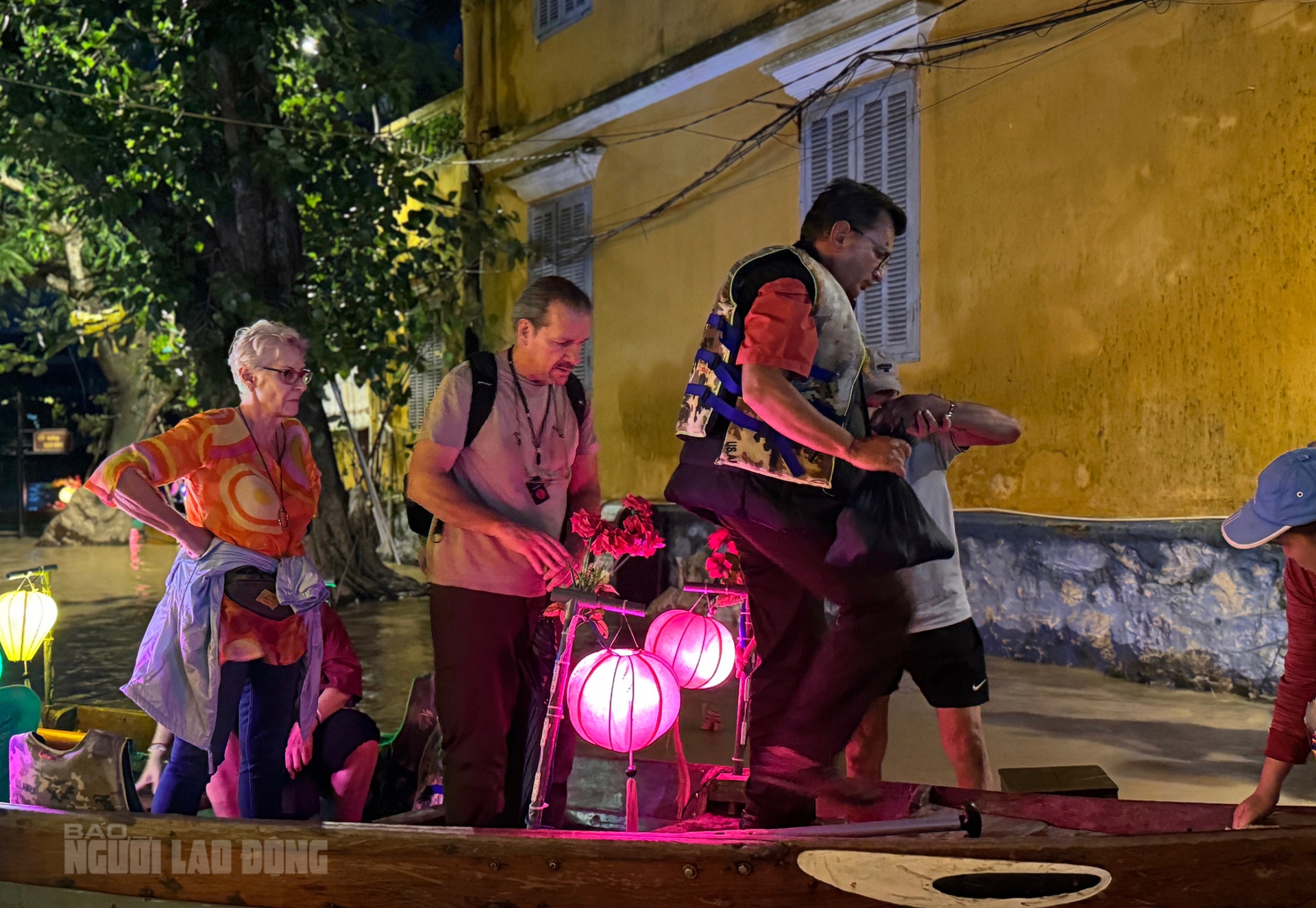 Kh&aacute;ch T&acirc;y h&agrave;o hứng trải nghiệm tour ngắm nước lụt ở phố cổ Hội An - Ảnh 3.