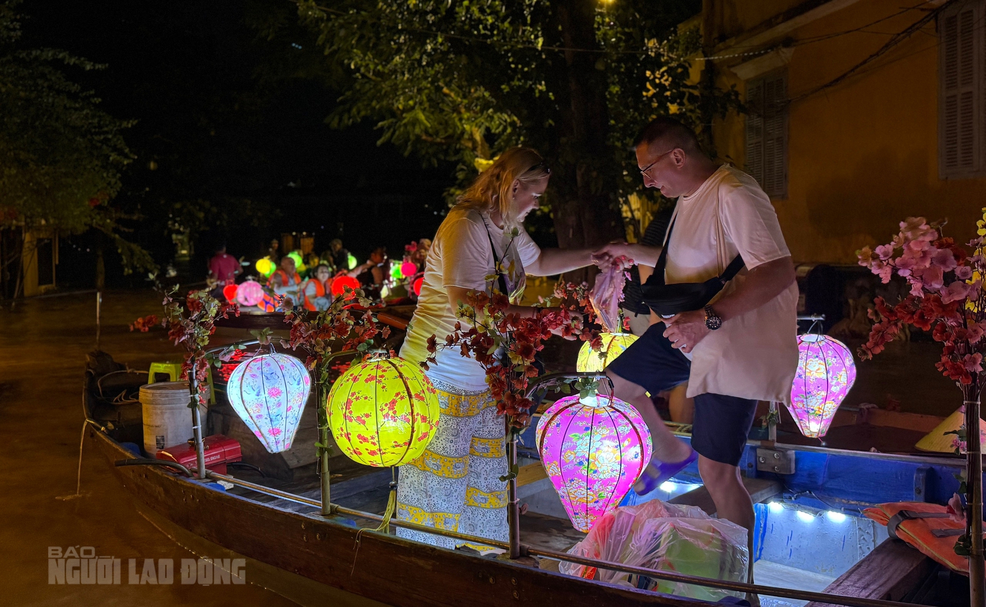 Kh&aacute;ch T&acirc;y h&agrave;o hứng trải nghiệm tour ngắm nước lụt ở phố cổ Hội An - Ảnh 4.