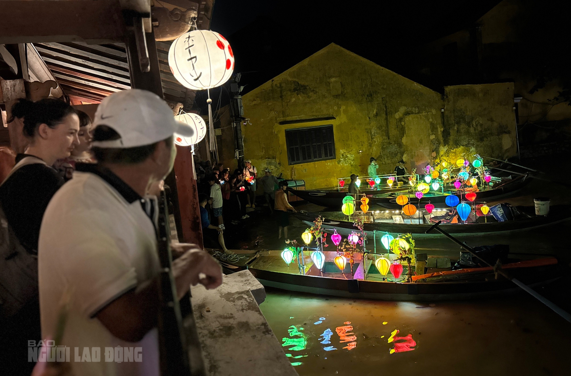 Kh&aacute;ch T&acirc;y h&agrave;o hứng trải nghiệm tour ngắm nước lụt ở phố cổ Hội An - Ảnh 5.