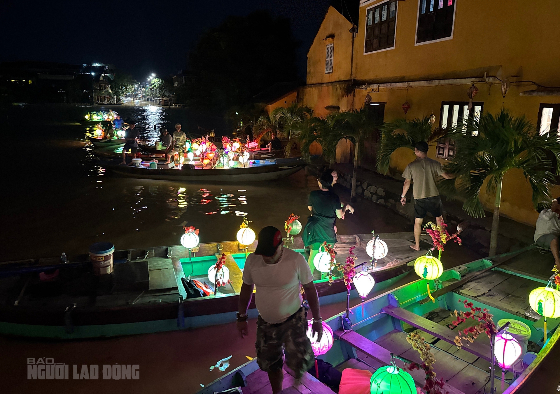 Kh&aacute;ch T&acirc;y h&agrave;o hứng trải nghiệm tour ngắm nước lụt ở phố cổ Hội An - Ảnh 6.