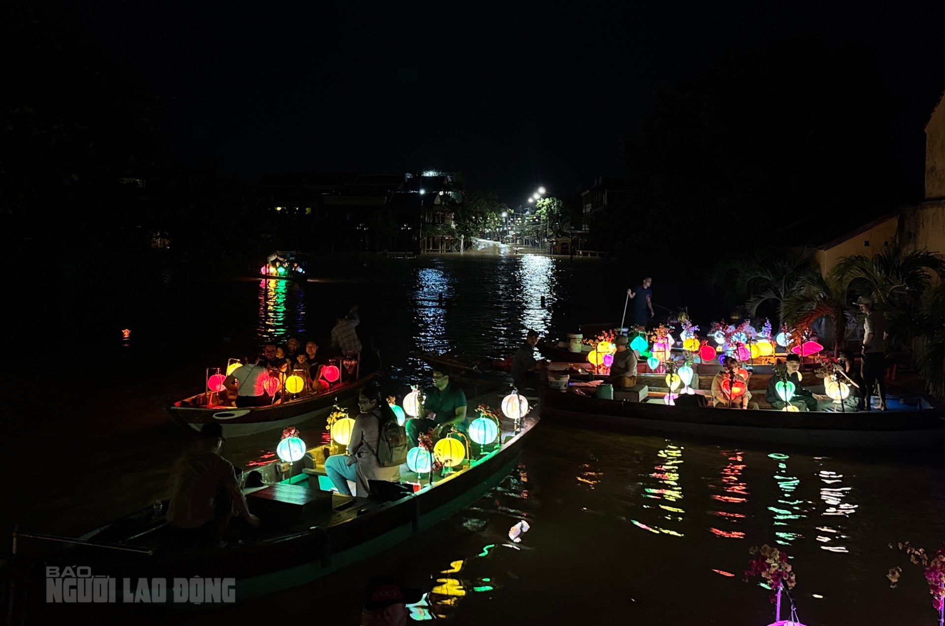 Kh&aacute;ch T&acirc;y h&agrave;o hứng trải nghiệm tour ngắm nước lụt ở phố cổ Hội An - Ảnh 7.