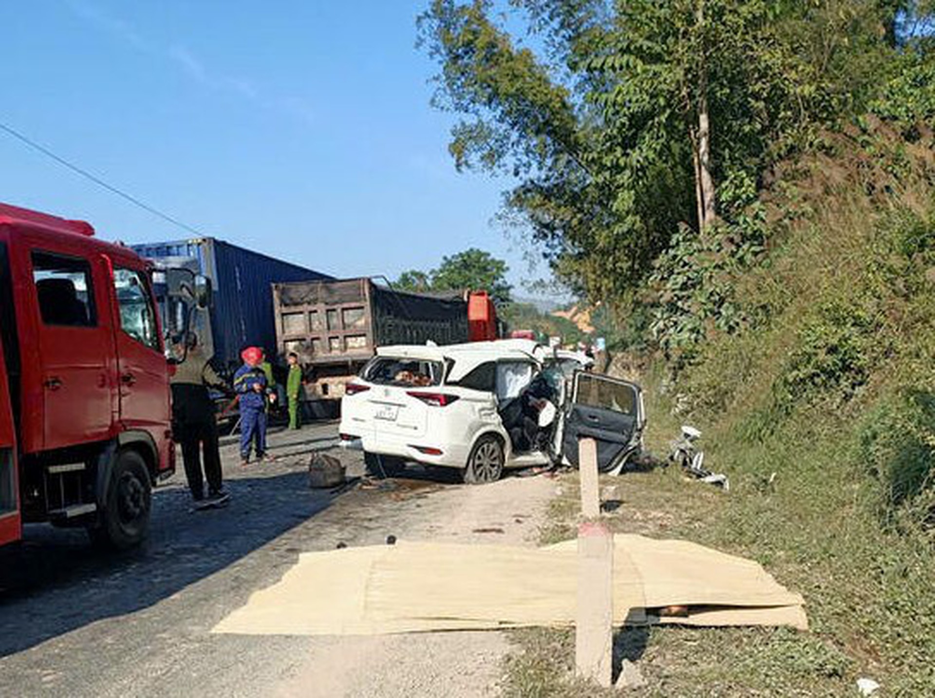&Ocirc; t&ocirc; 7 chỗ t&ocirc;ng xe tải, 4 người tử vong, 2 người bị thương - Ảnh 1.