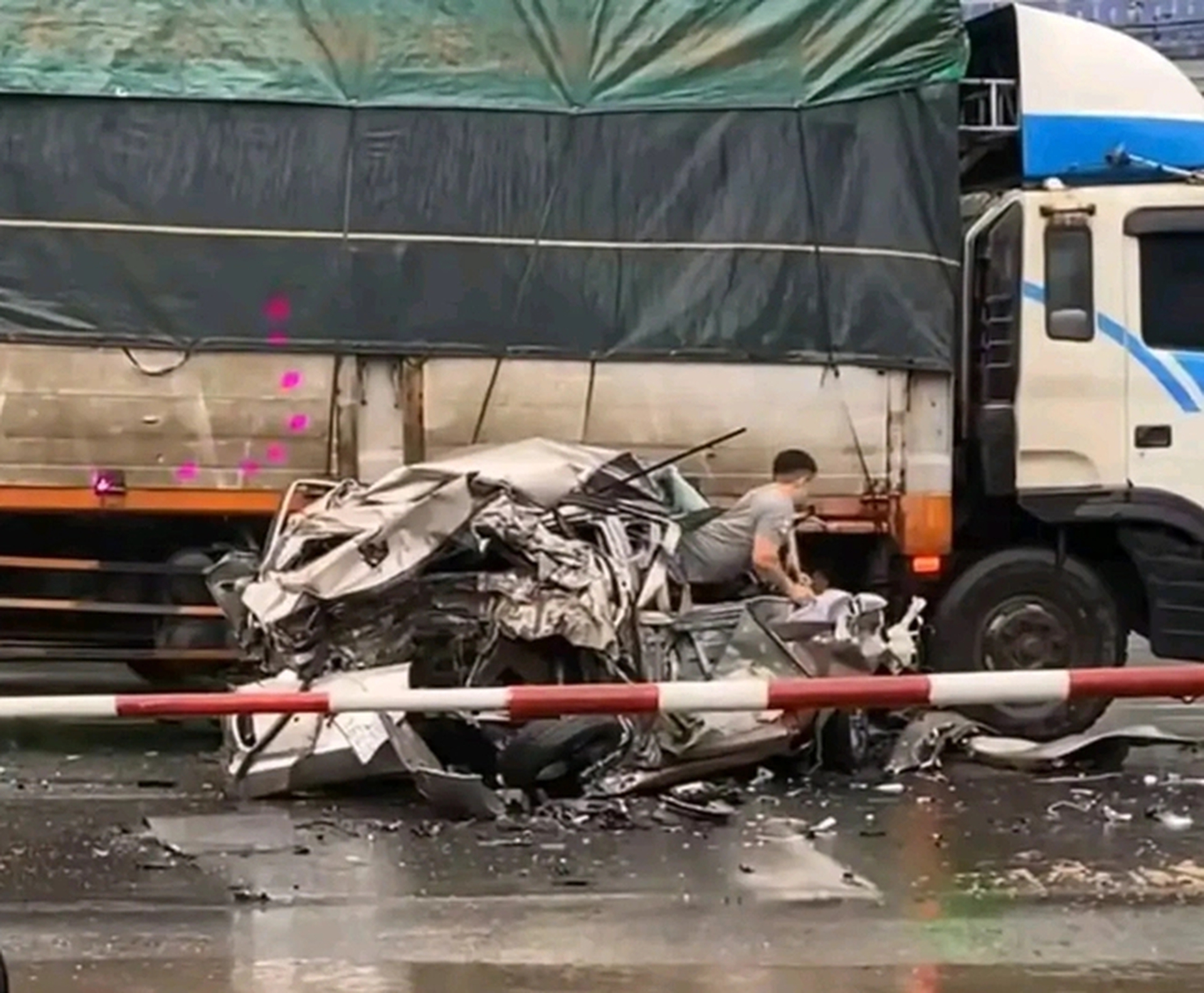 VIDEO: T&agrave;i xế tho&aacute;t chết kỳ diệu, chui ra từ &ocirc; t&ocirc; bị v&ograve; n&aacute;t sau tai nạn giao th&ocirc;ng - Ảnh 2.