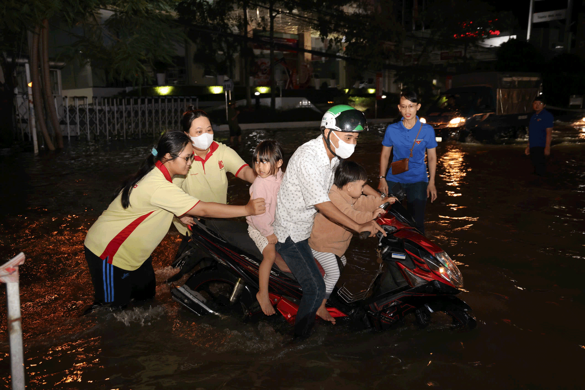 Khẩn trương ứng ph&oacute; mưa lũ, triều cường - Ảnh 3.
