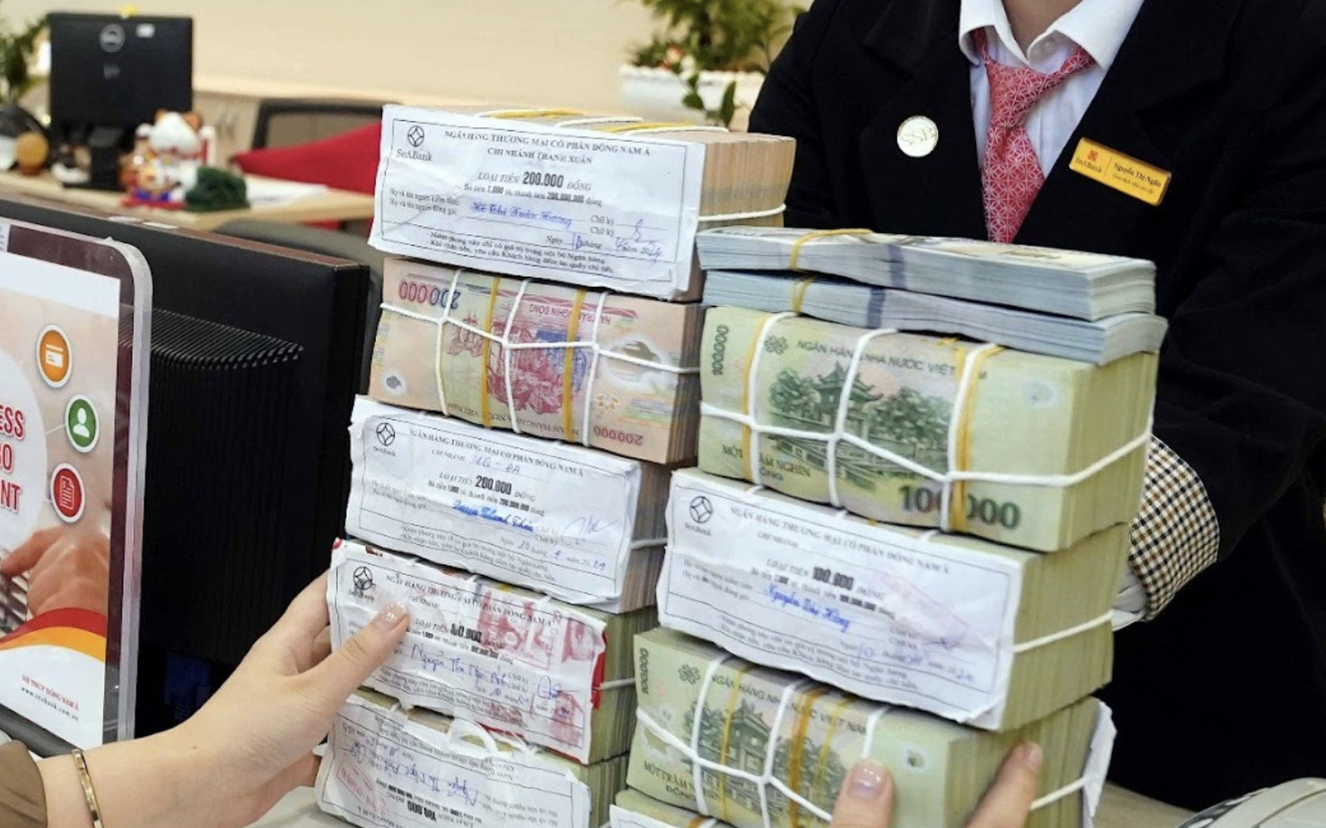 Ngo&agrave;i tăng l&atilde;i suất, c&aacute;c ng&acirc;n h&agrave;ng c&ograve;n &aacute;p dụng c&aacute;ch n&agrave;y để h&uacute;t tiền gửi cuối năm - Ảnh 1.
