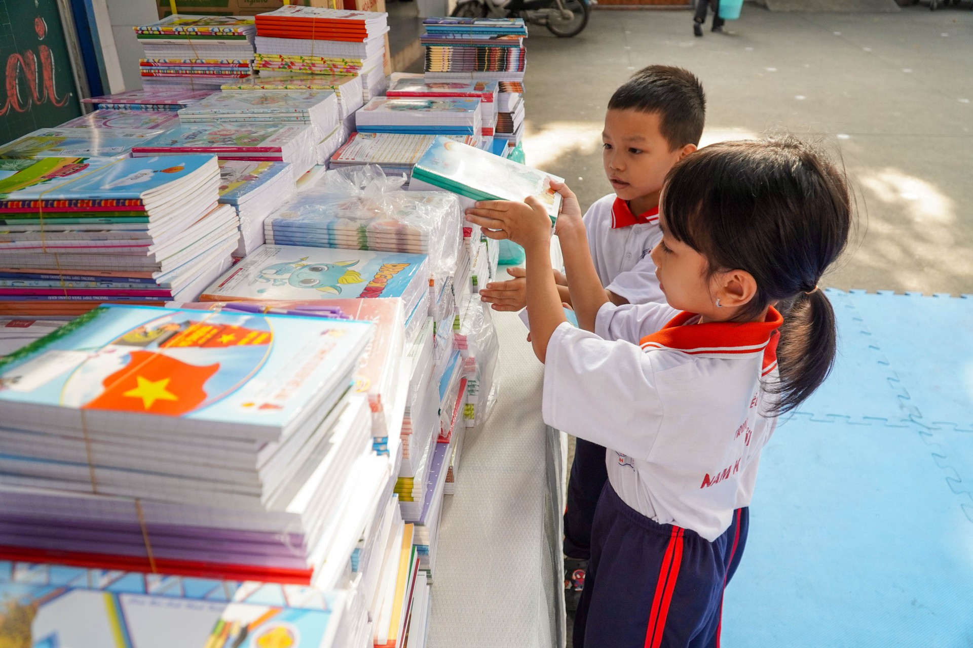M&oacute;n qu&agrave; đặc biệt gửi đến chương tr&igrave;nh "Triệu tập vở cho học sinh v&ugrave;ng bị thi&ecirc;n tai" - Ảnh 7.
