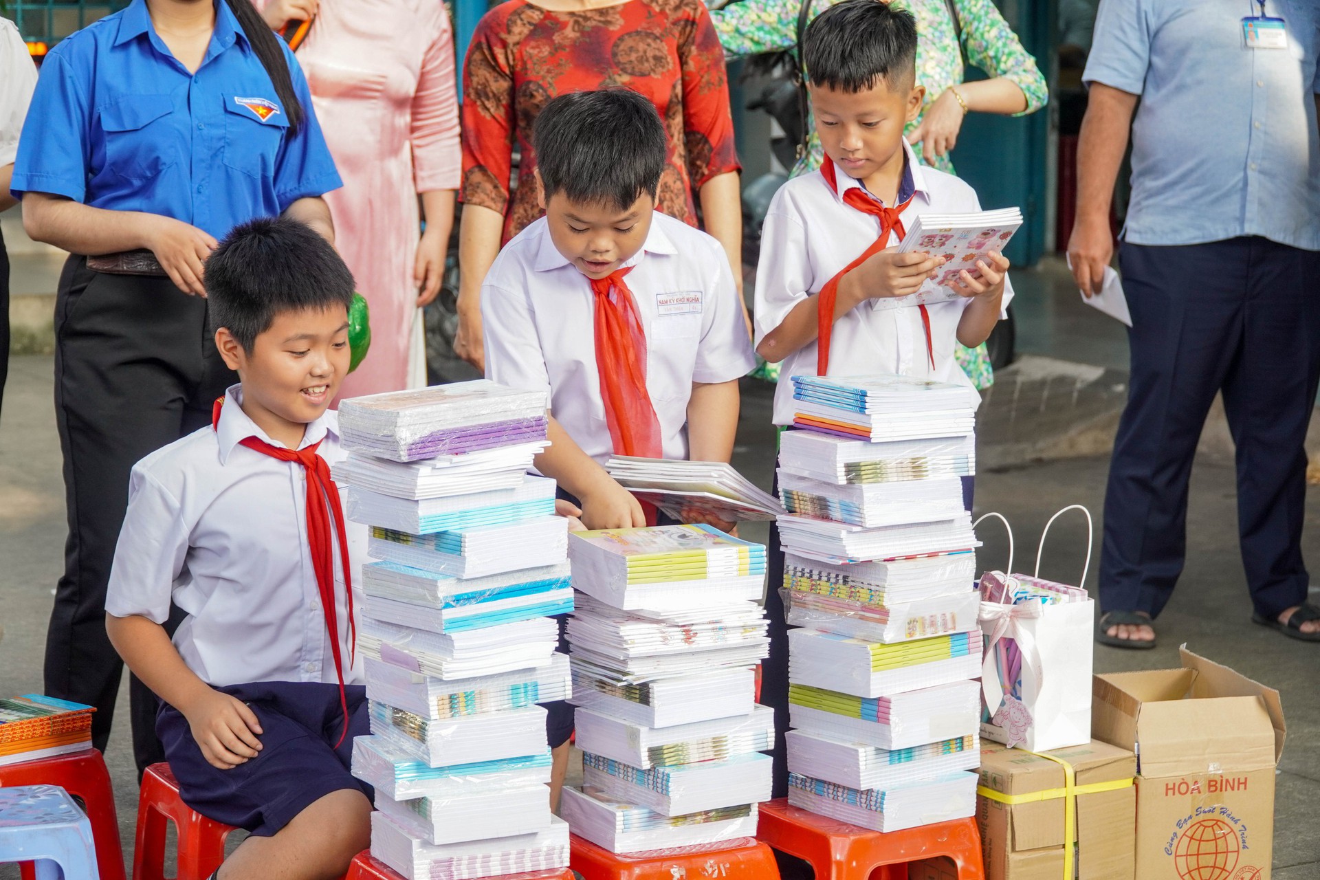 M&oacute;n qu&agrave; đặc biệt gửi đến chương tr&igrave;nh "Triệu tập vở cho học sinh v&ugrave;ng bị thi&ecirc;n tai" - Ảnh 4.