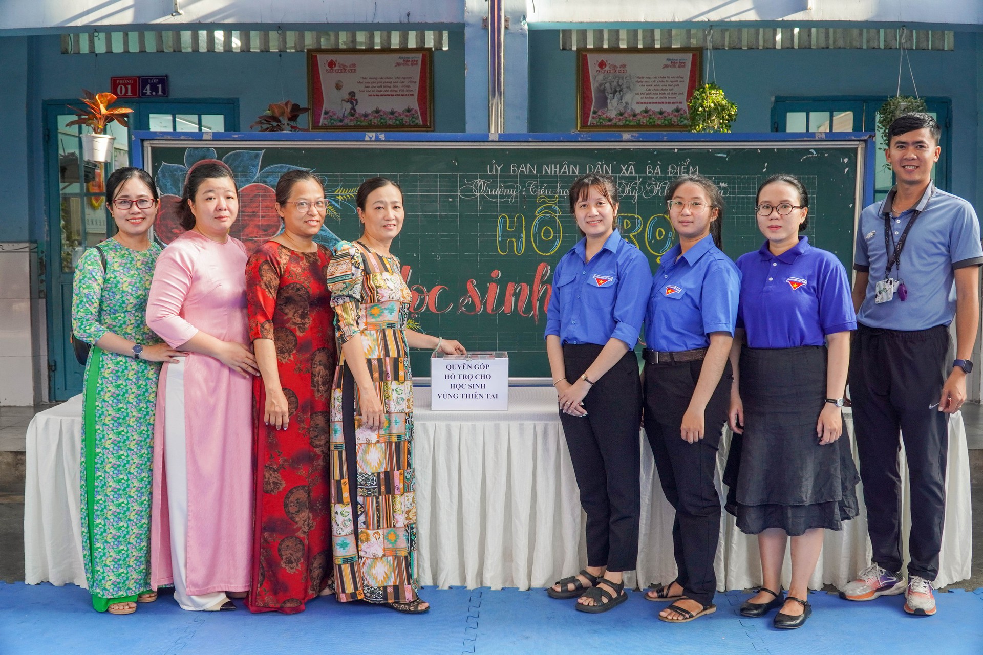 M&oacute;n qu&agrave; đặc biệt gửi đến chương tr&igrave;nh "Triệu tập vở cho học sinh v&ugrave;ng bị thi&ecirc;n tai" - Ảnh 8.