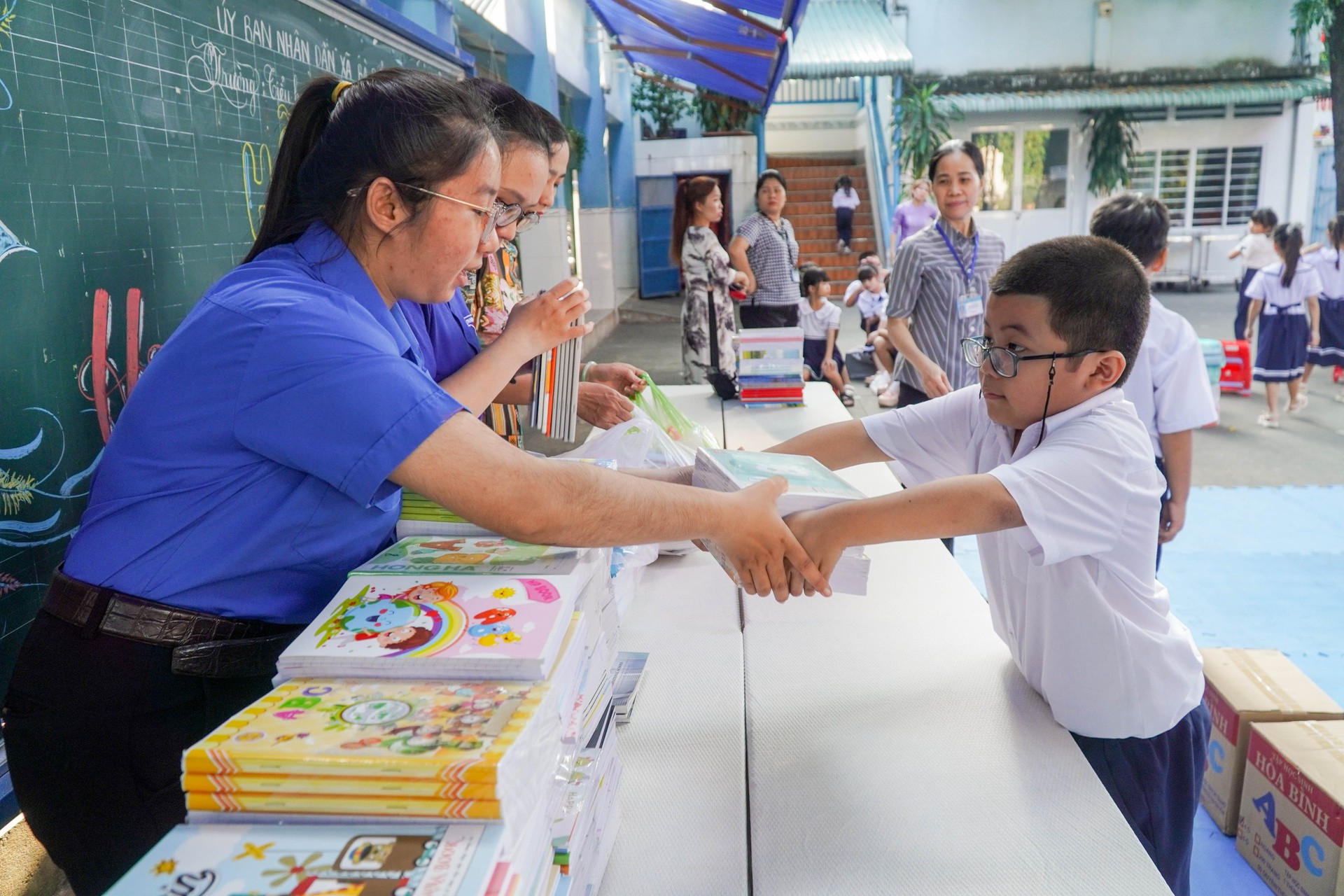 M&oacute;n qu&agrave; đặc biệt gửi đến chương tr&igrave;nh "Triệu tập vở cho học sinh v&ugrave;ng bị thi&ecirc;n tai" - Ảnh 2.
