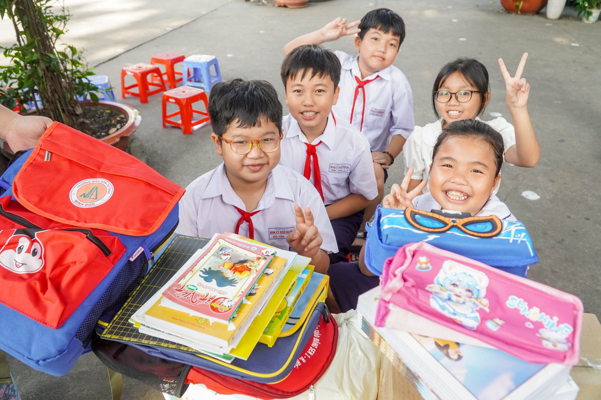M&oacute;n qu&agrave; đặc biệt gửi đến chương tr&igrave;nh "Triệu tập vở cho học sinh v&ugrave;ng bị thi&ecirc;n tai" - Ảnh 6.