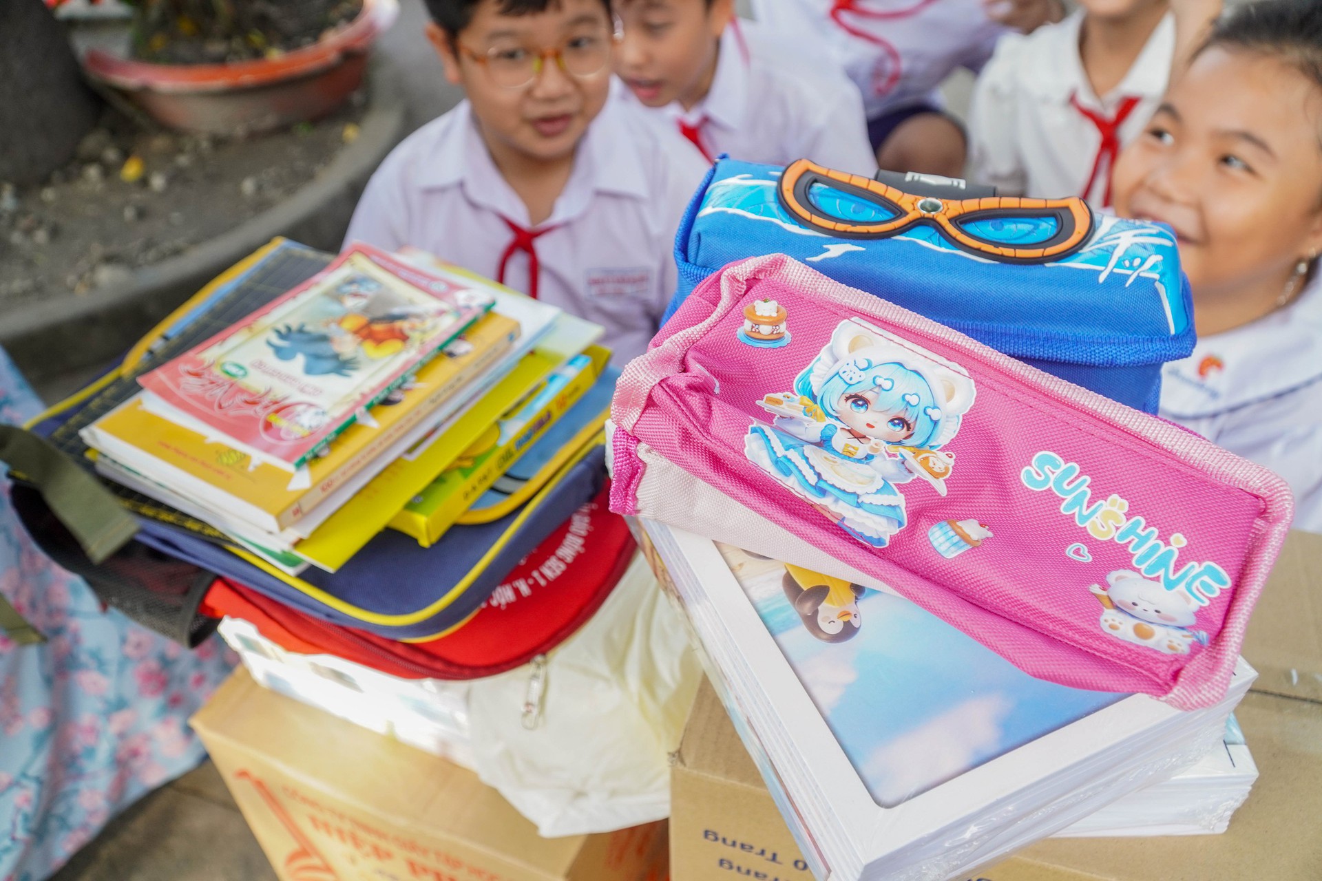 M&oacute;n qu&agrave; đặc biệt gửi đến chương tr&igrave;nh "Triệu tập vở cho học sinh v&ugrave;ng bị thi&ecirc;n tai" - Ảnh 5.