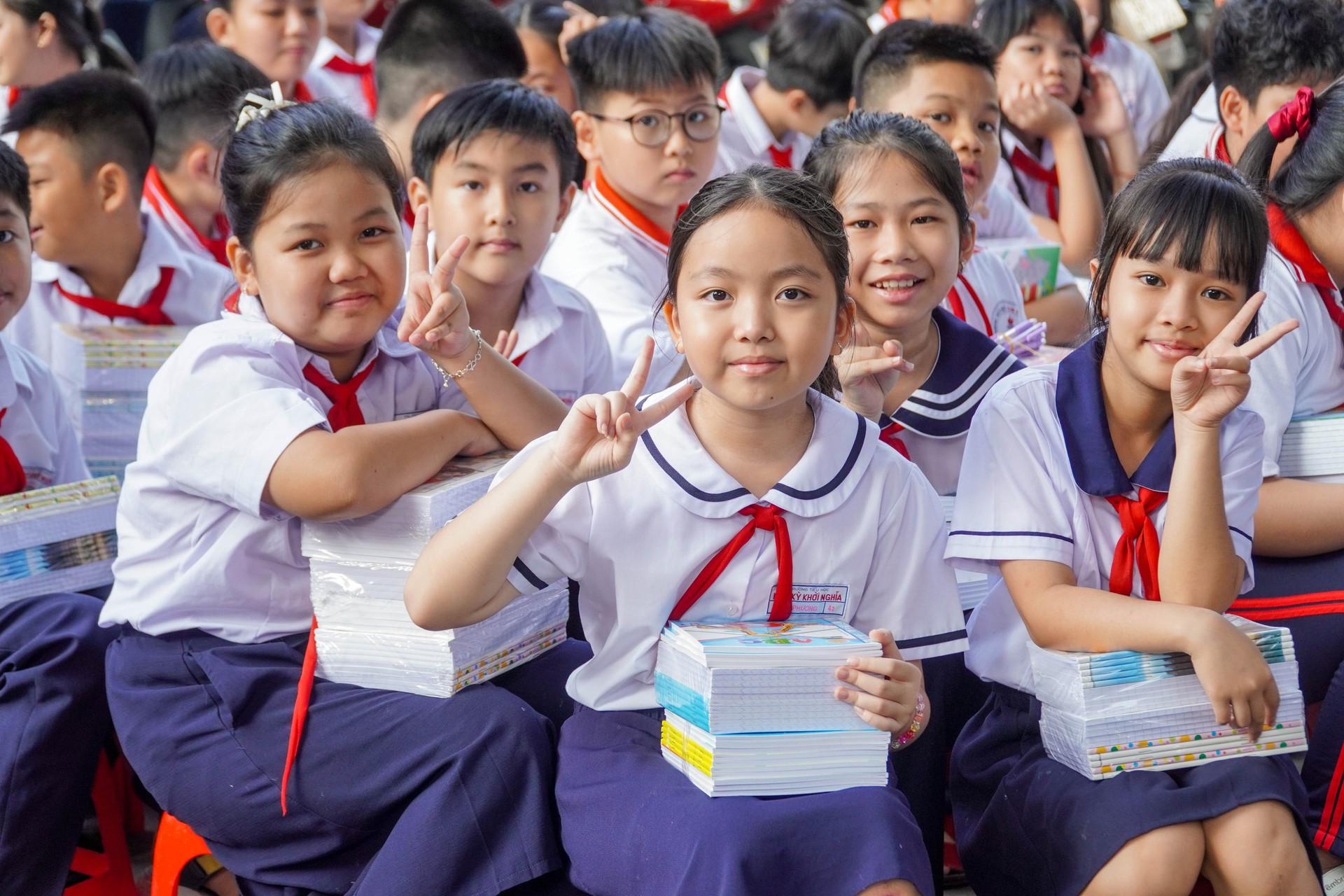 M&oacute;n qu&agrave; đặc biệt gửi đến chương tr&igrave;nh "Triệu tập vở cho học sinh v&ugrave;ng bị thi&ecirc;n tai" - Ảnh 9.