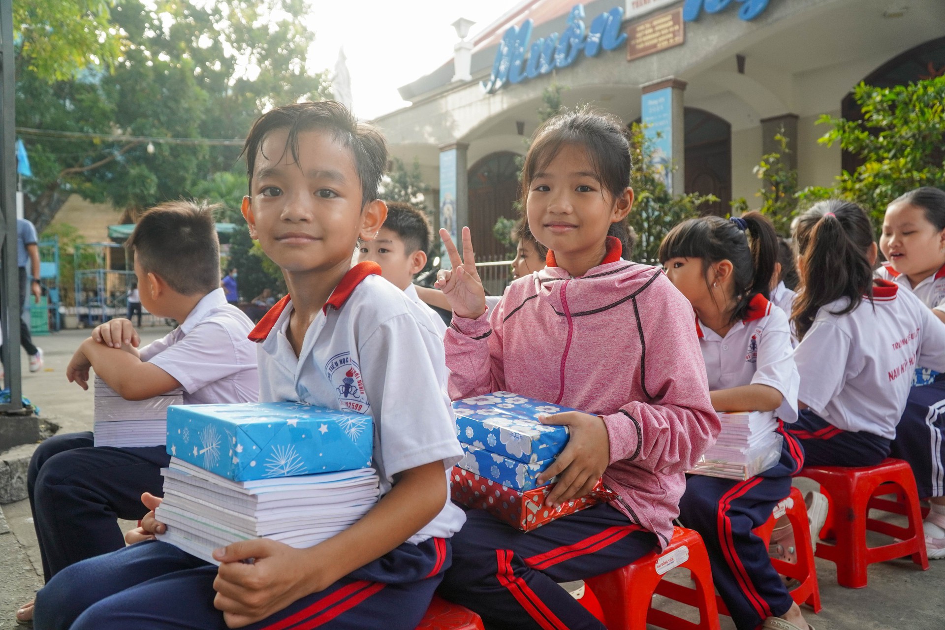 M&oacute;n qu&agrave; đặc biệt gửi đến chương tr&igrave;nh "Triệu tập vở cho học sinh v&ugrave;ng bị thi&ecirc;n tai" - Ảnh 3.