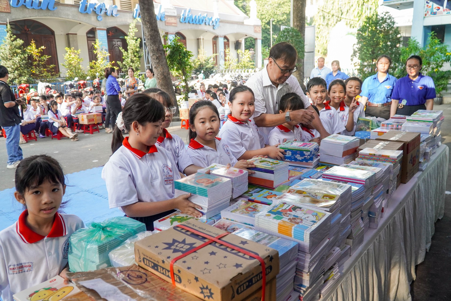 M&oacute;n qu&agrave; đặc biệt gửi đến chương tr&igrave;nh "Triệu tập vở cho học sinh v&ugrave;ng bị thi&ecirc;n tai" - Ảnh 1.