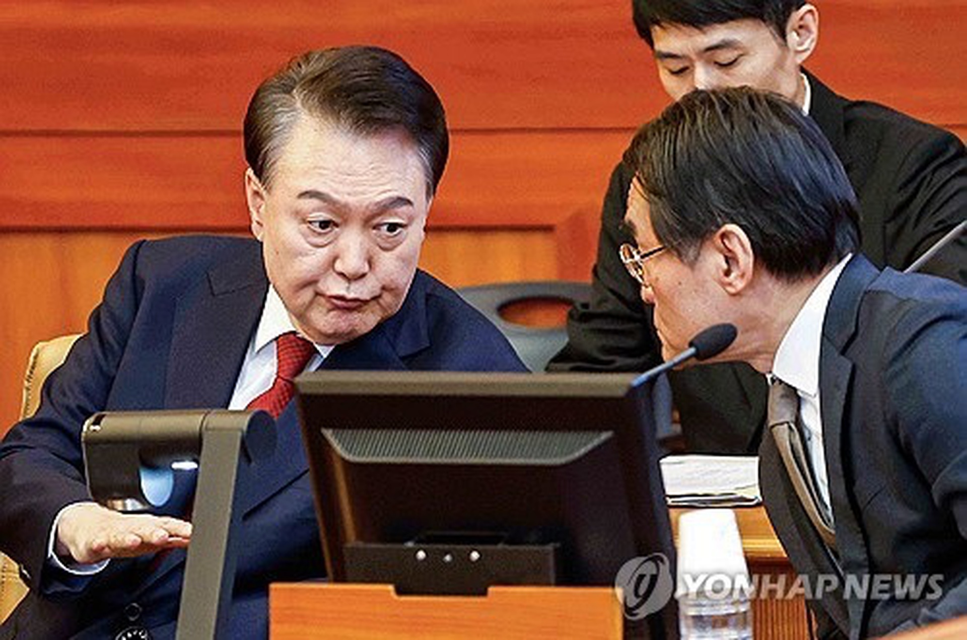 &Ocirc;ng Yoon Suk-yeol (tr&aacute;i) tr&ograve; chuyện với luật sư trong phi&ecirc;n điều trần thứ 7 trong phi&ecirc;n t&ograve;a luận tội &ocirc;ng tại T&ograve;a &aacute;n Hiến ph&aacute;p ở Seoul v&agrave;o ng&agrave;y 11-2. Ảnh: Yonhap