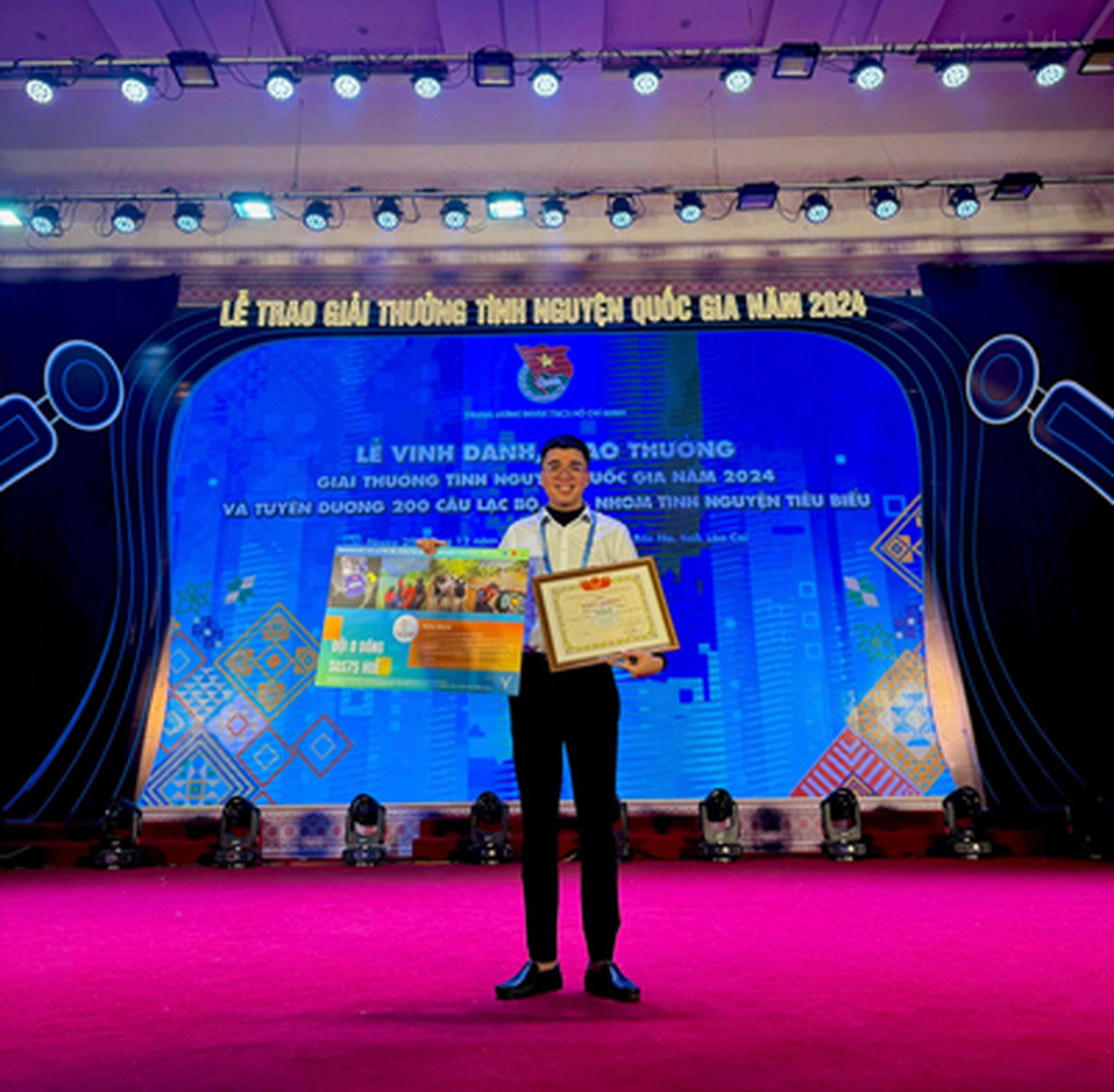Nhật Ho&agrave;ng thay mặt đội nhận bằng khen của Hội Li&ecirc;n hiệp Thanh ni&ecirc;n Việt Nam 2024