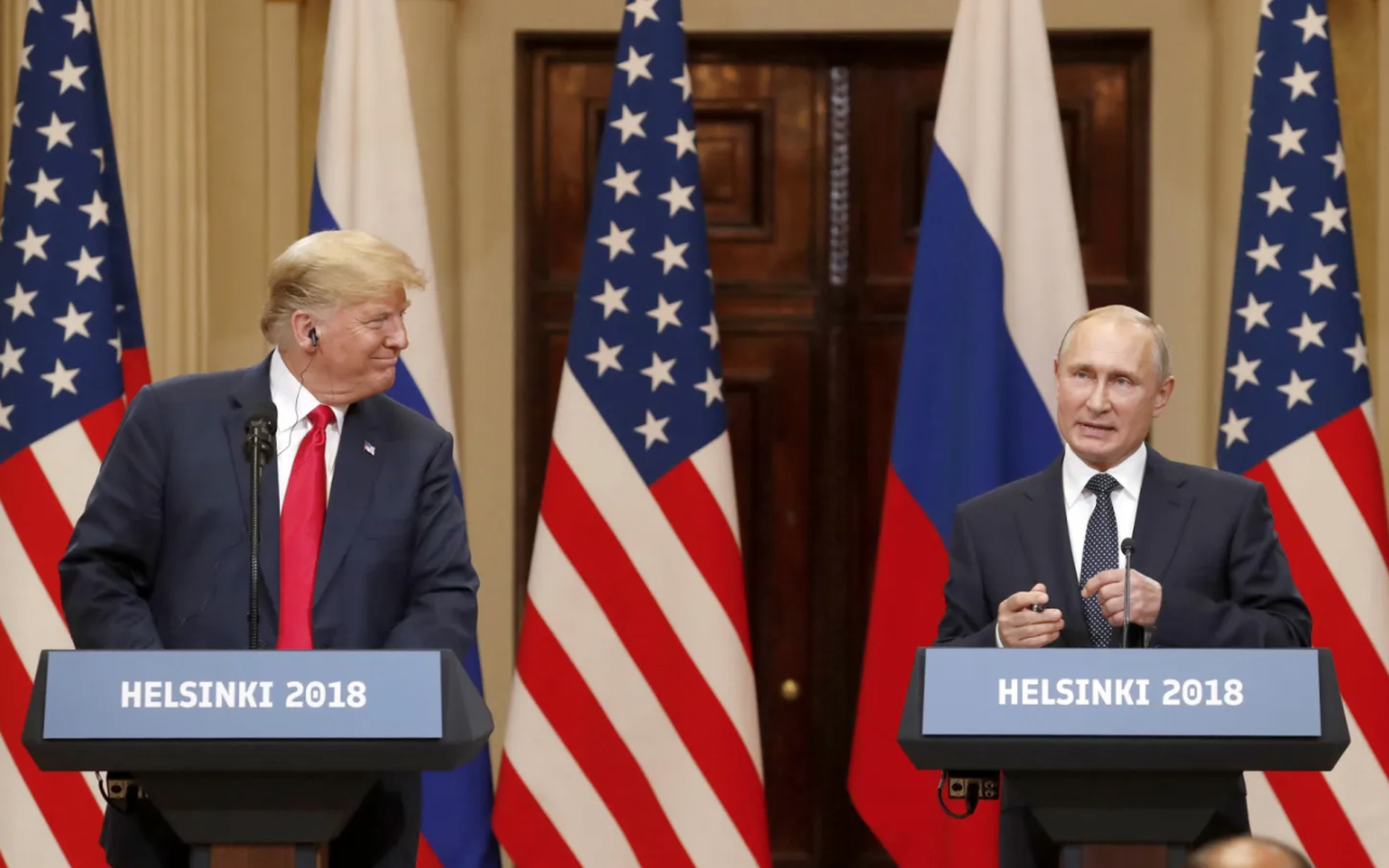 Tổng thống Mỹ Donald Trump v&agrave; Tổng thống Nga Vladimir Putin điện đ&agrave;m