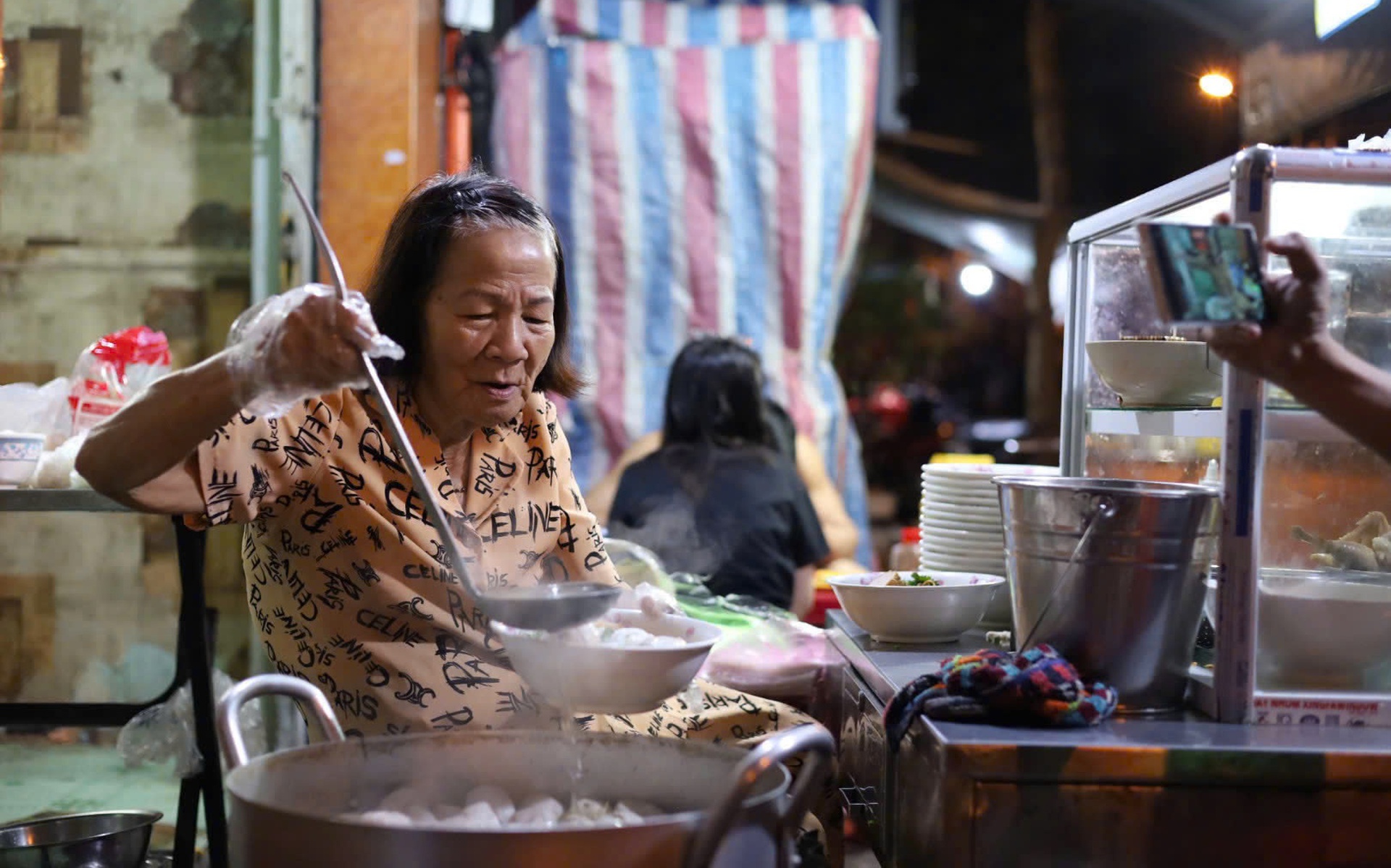 Th&agrave;nh phố về đ&ecirc;m: Ẩm thực thức giấc