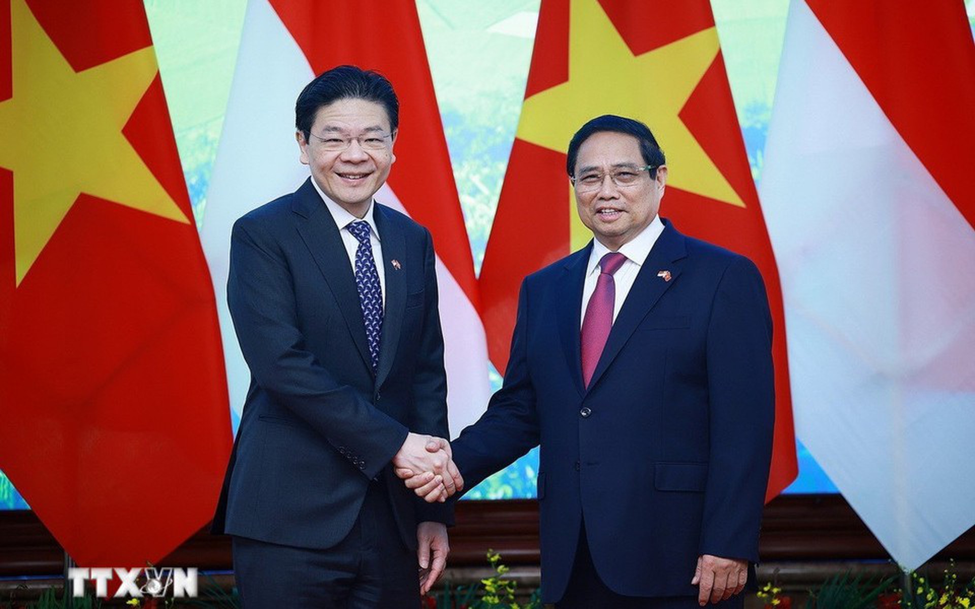 Thủ tướng Phạm Minh Ch&iacute;nh hội đ&agrave;m với Thủ tướng Singapore Lawrence Wong