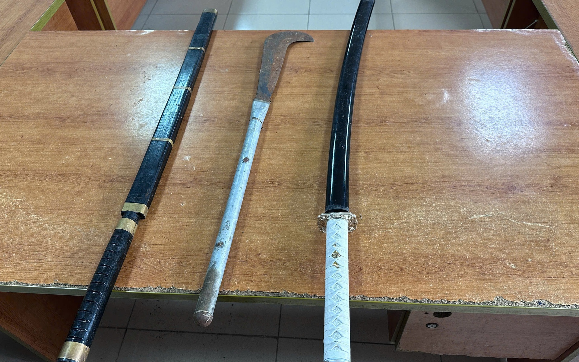 29 thanh, thiếu ni&ecirc;n cầm s&uacute;ng, dao kiếm v&ocirc; cớ chặn đ&aacute;nh người d&acirc;n đi đường- Ảnh 2.