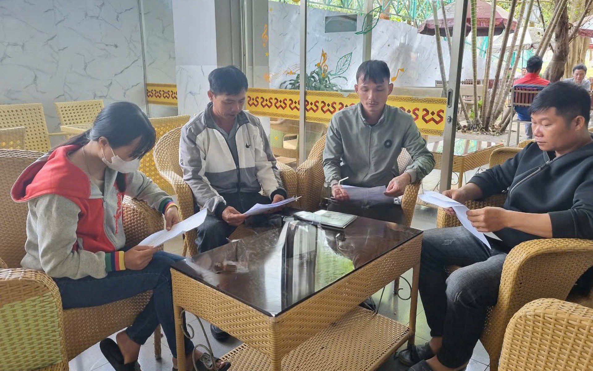 H&agrave;ng chục người vướng v&ograve;ng lao l&yacute; v&igrave; giấy ph&eacute;p l&aacute;i xe giả