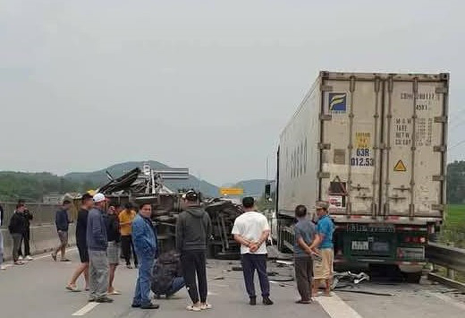 Va chạm xe đầu k&eacute;o, xe tải lật ngang khiến cao tốc bị &ugrave;n tắc k&eacute;o d&agrave;i- Ảnh 1.