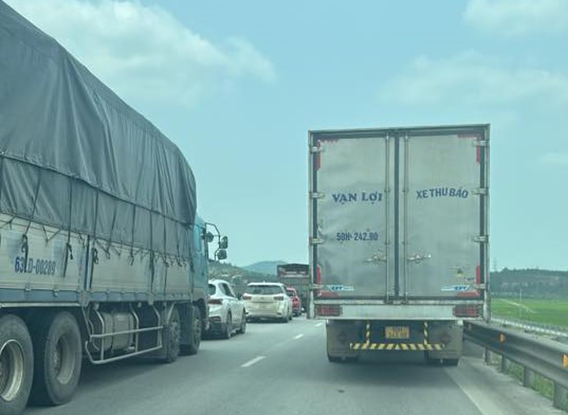Va chạm xe đầu k&eacute;o, xe tải lật ngang khiến cao tốc bị &ugrave;n tắc k&eacute;o d&agrave;i- Ảnh 3.
