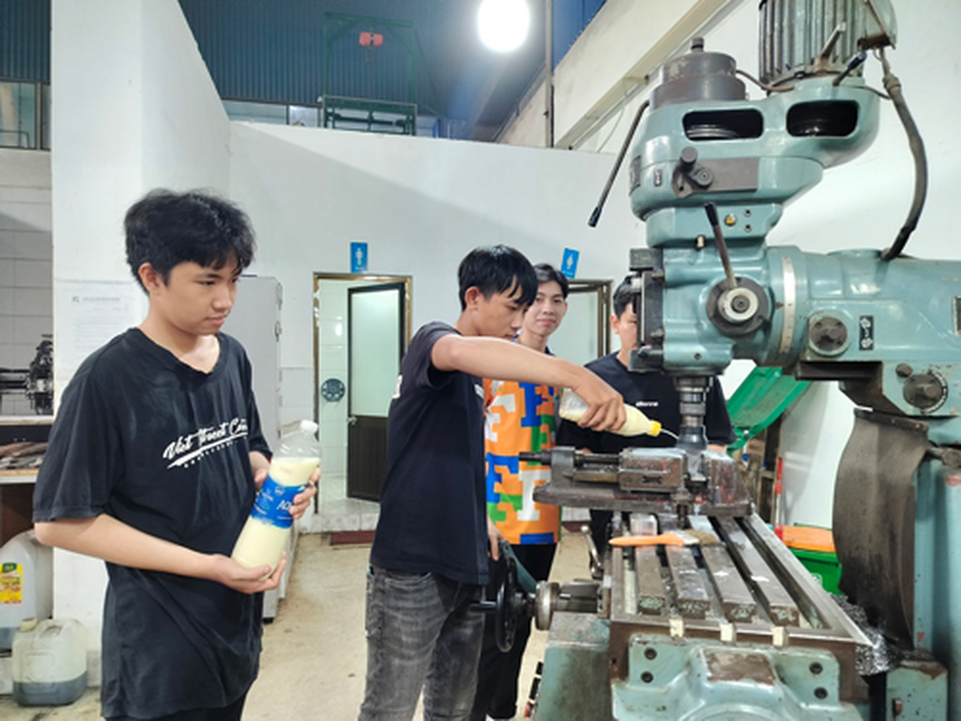 Sinh vi&ecirc;n được tiếp x&uacute;c quy tr&igrave;nh sản xuất thực tế tại một doanh nghiệp ở TP HCM Ảnh: THANH Y&Ecirc;N