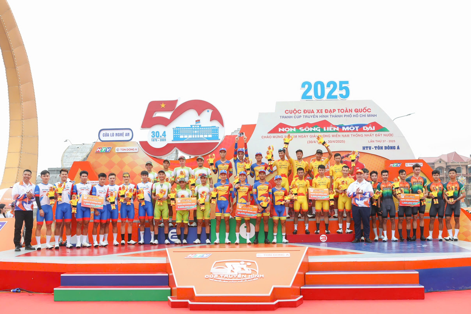 C&uacute;p truyền h&igrave;nh HTV - T&ocirc;n Đ&ocirc;ng &Aacute; 2025: Dược Domesco Đồng Th&aacute;p thắng chặng đua đồng đội- Ảnh 4.