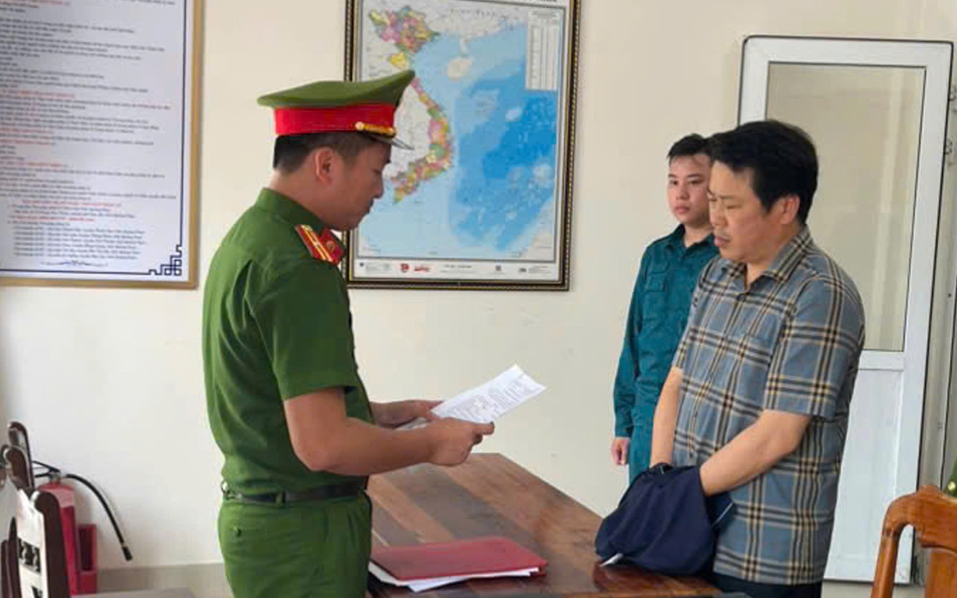 Một gi&aacute;m đốc c&ocirc;ng ty bị bắt- Ảnh 2.