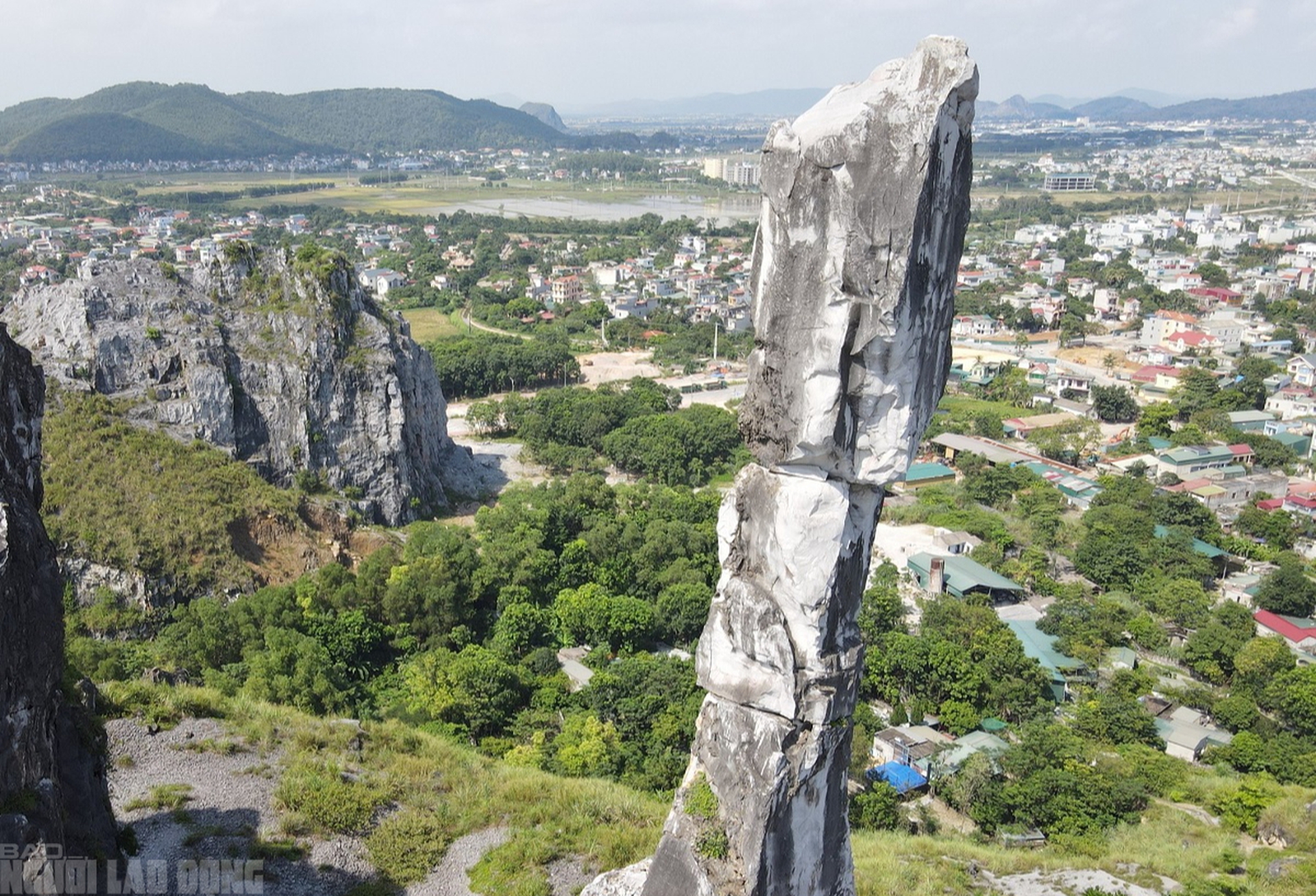 Phương &aacute;n khoan lỗ "cứu" H&ograve;n Vọng Phu trước nguy cơ đổ sập- Ảnh 2.