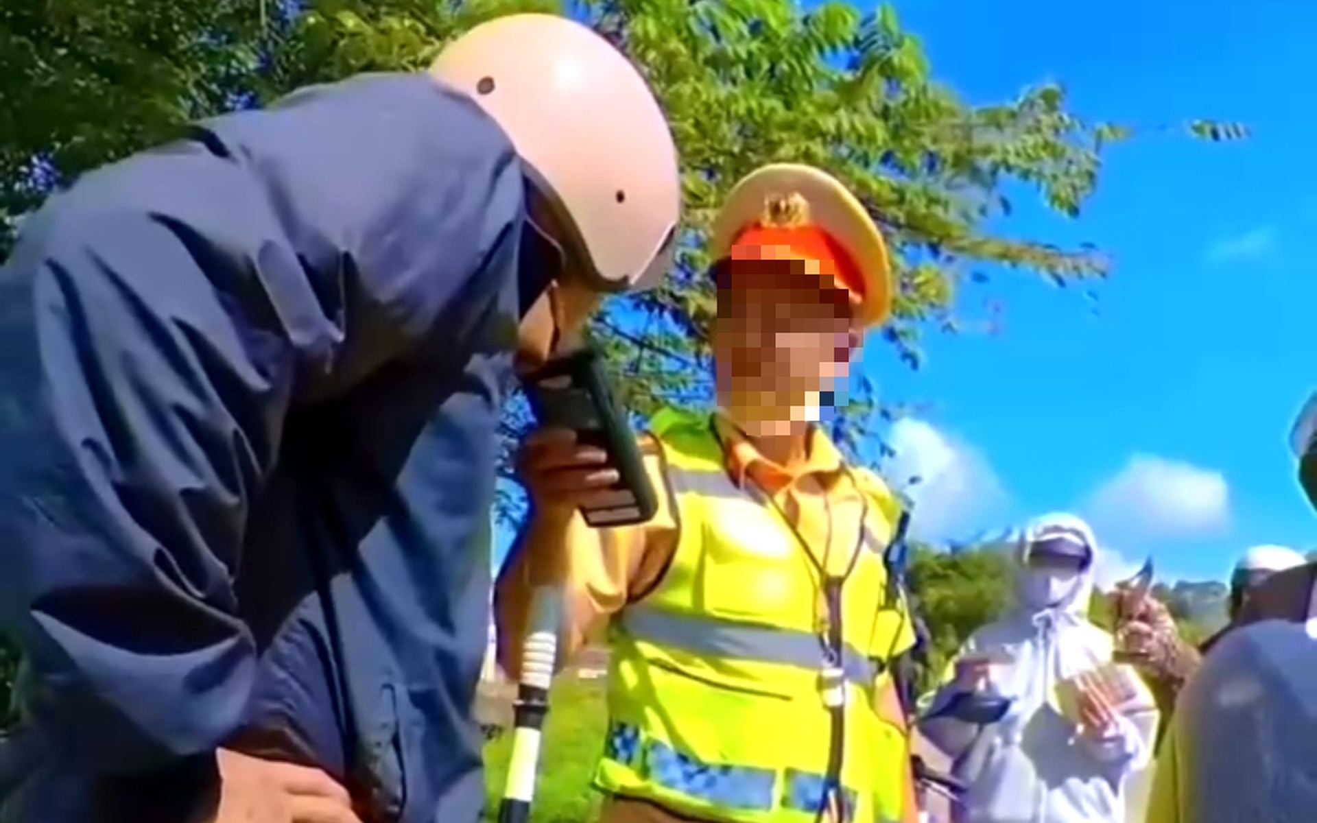 Cho ra khỏi lực lượng c&aacute;n bộ CSGT v&igrave; ph&aacute;t ng&ocirc;n thiếu chuẩn mực- Ảnh 2.