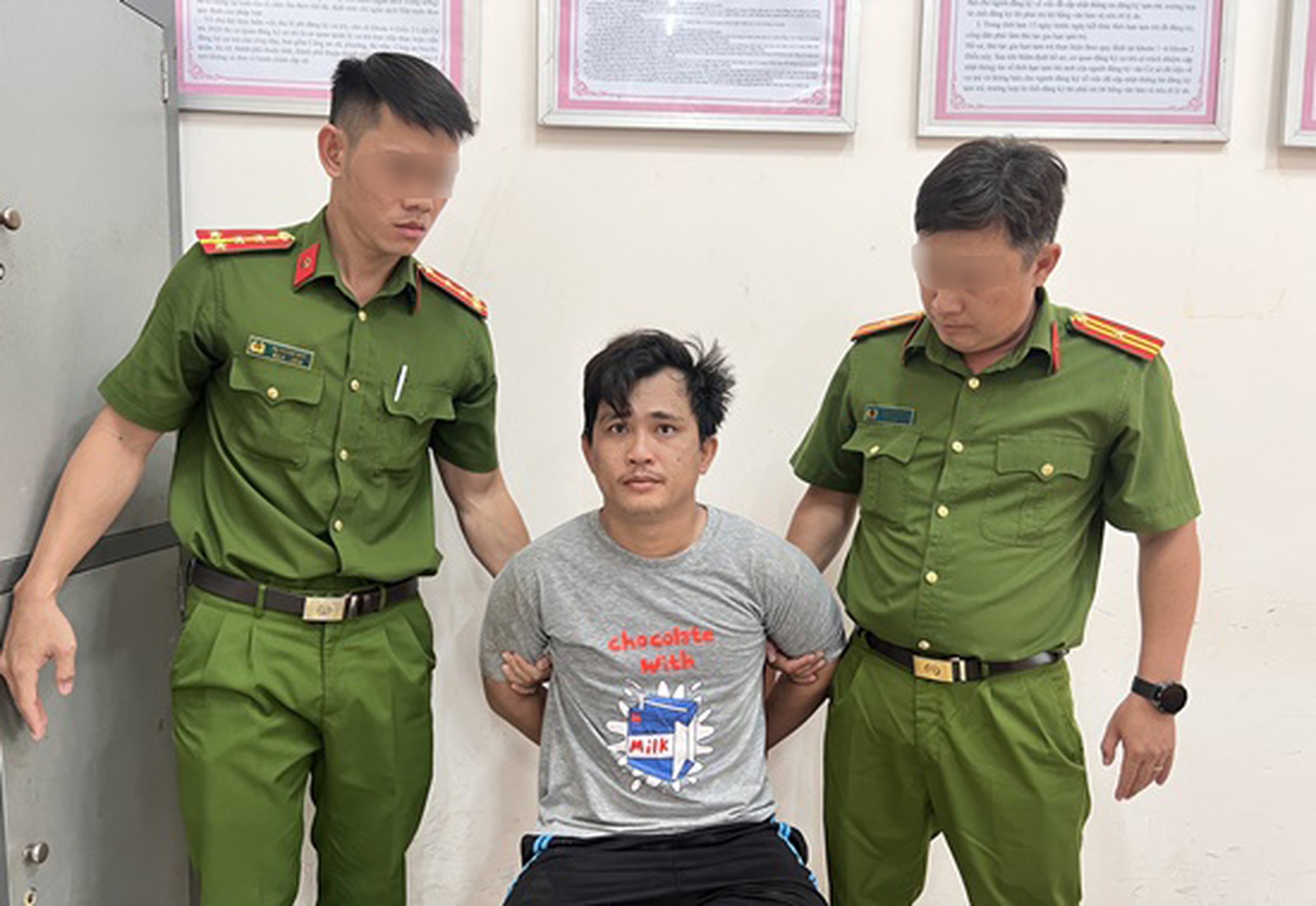 Khởi tố nghịch tử đ&aacute;nh mẹ, đ&acirc;m trọng thương người thi h&agrave;nh nhiệm vụ- Ảnh 1.