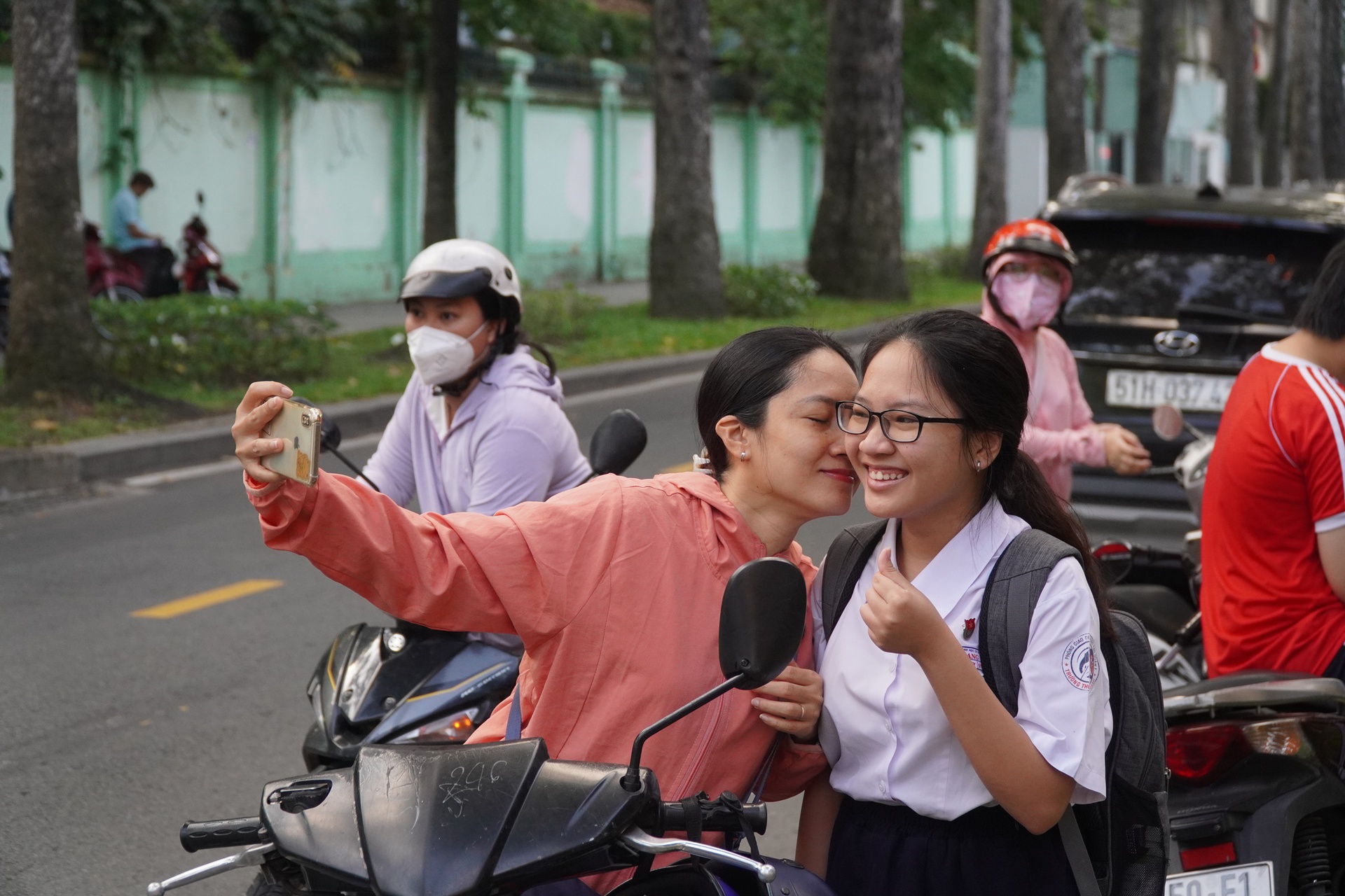 Những khoảnh khắc x&uacute;c động tại kỳ thi tuyển sinh lớp 10  - Ảnh 5.