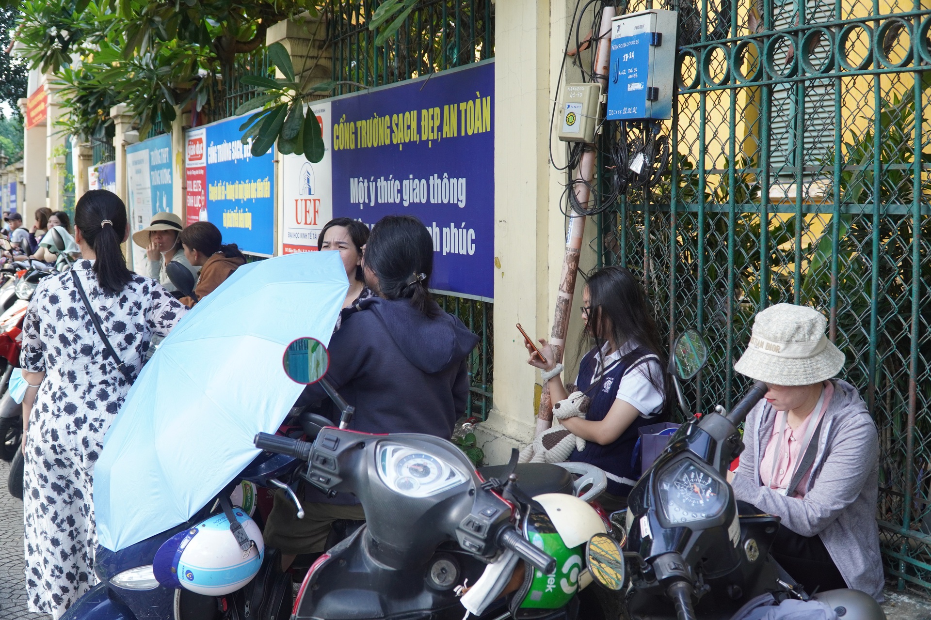 Những khoảnh khắc x&uacute;c động tại kỳ thi tuyển sinh lớp 10  - Ảnh 11.