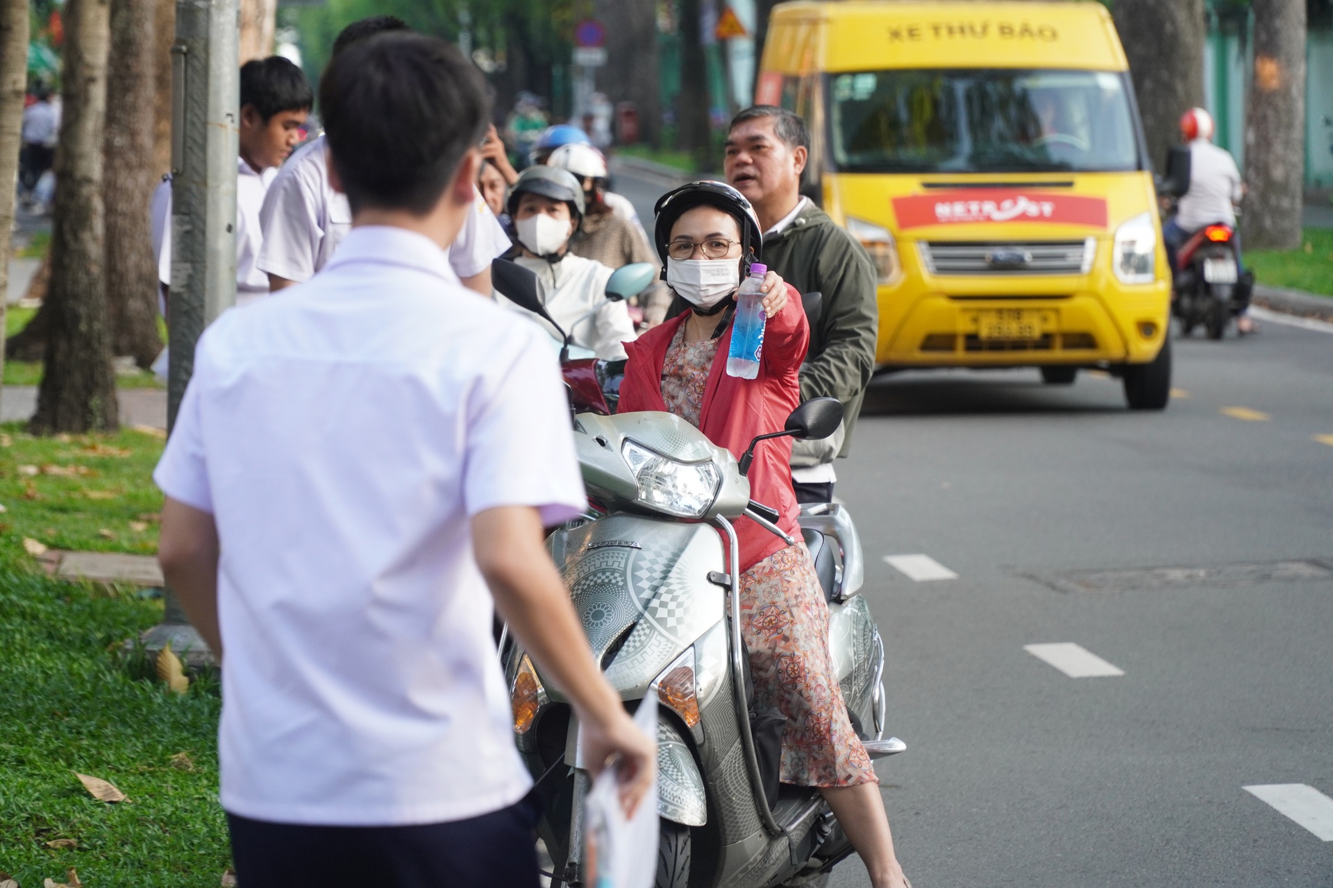 Những khoảnh khắc x&uacute;c động tại kỳ thi tuyển sinh lớp 10  - Ảnh 8.