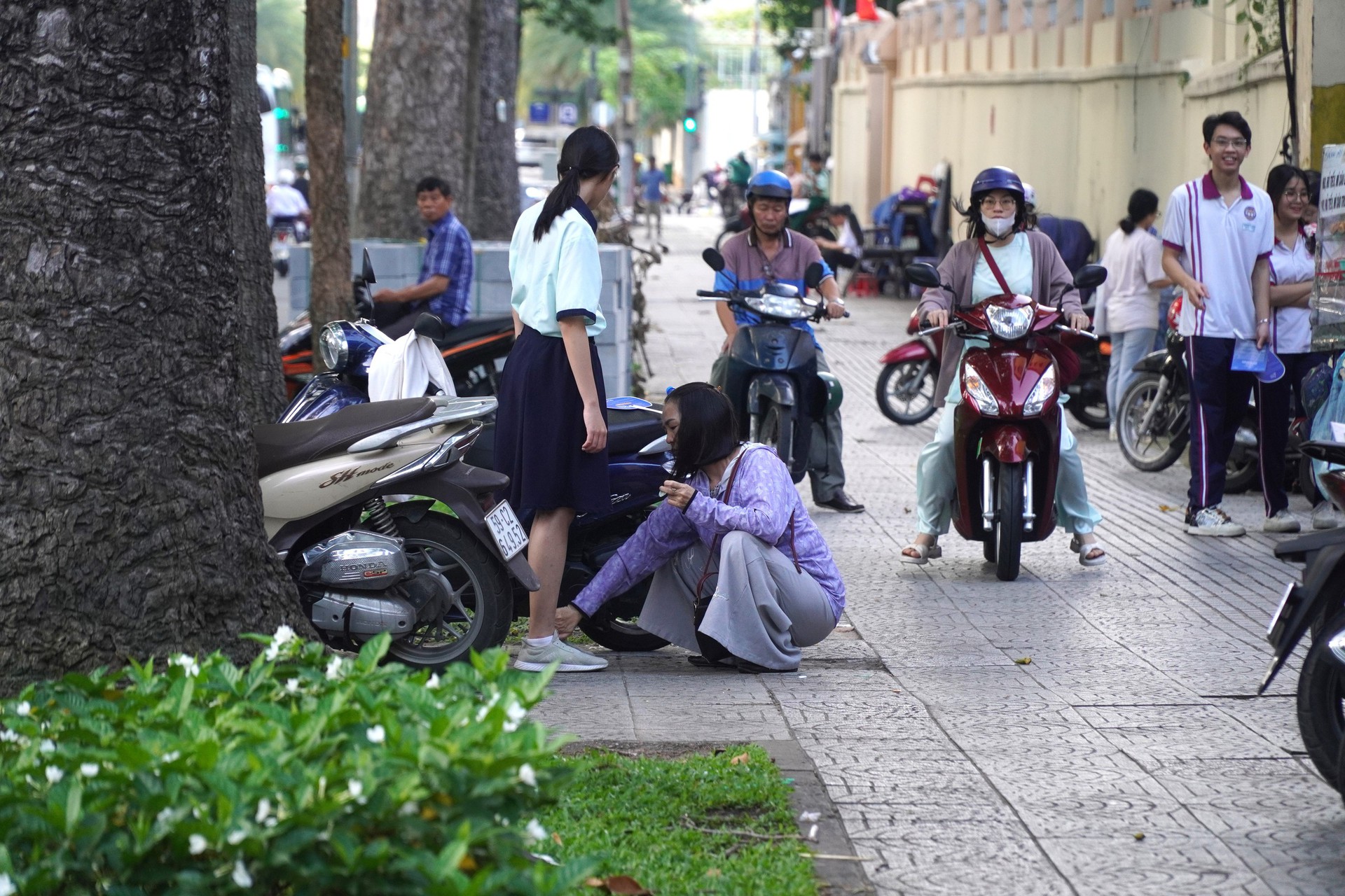 Những khoảnh khắc x&uacute;c động tại kỳ thi tuyển sinh lớp 10  - Ảnh 7.