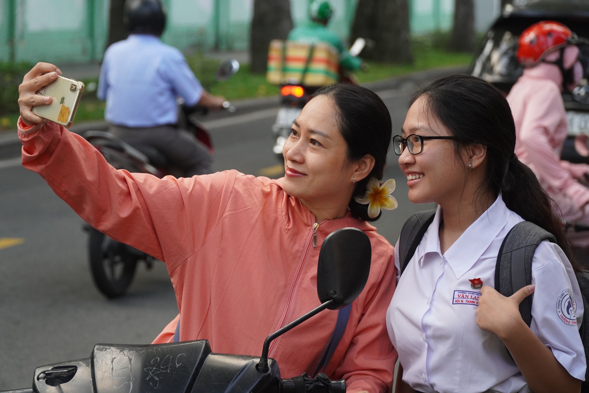 Những khoảnh khắc x&uacute;c động tại kỳ thi tuyển sinh lớp 10  - Ảnh 3.